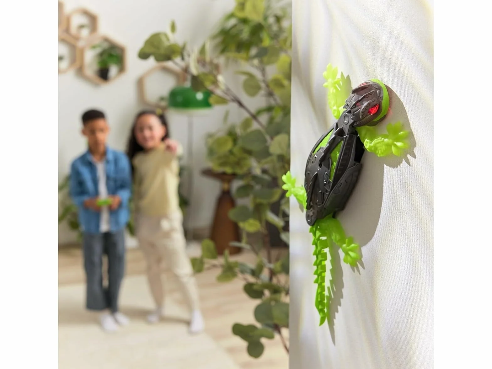 Hex Bots - Wall Crawler Gecko, zdalnie sterowany gekon pełzający po ścianach i sufitach, ze świecącymi oczami LED, łatwe sterowanie za pomocą pilota zdalnego sterowania, realistyczne ruchy, od 4 lat