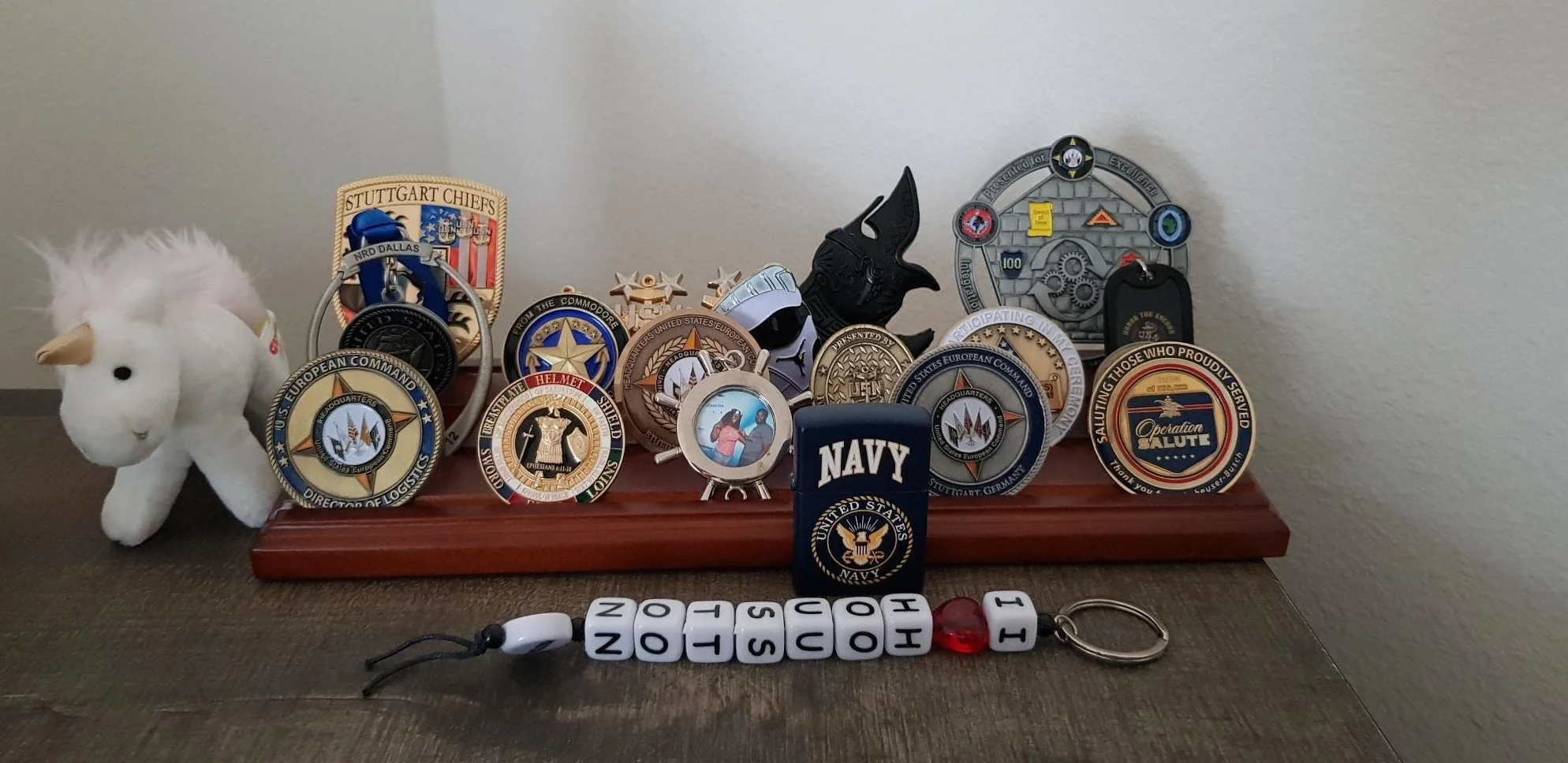 DisplayGifts Challenge stojak na monety 4-rzędowy drewniany uchwyt stojak etui mieści 28 monet wykończenie orzechowe
