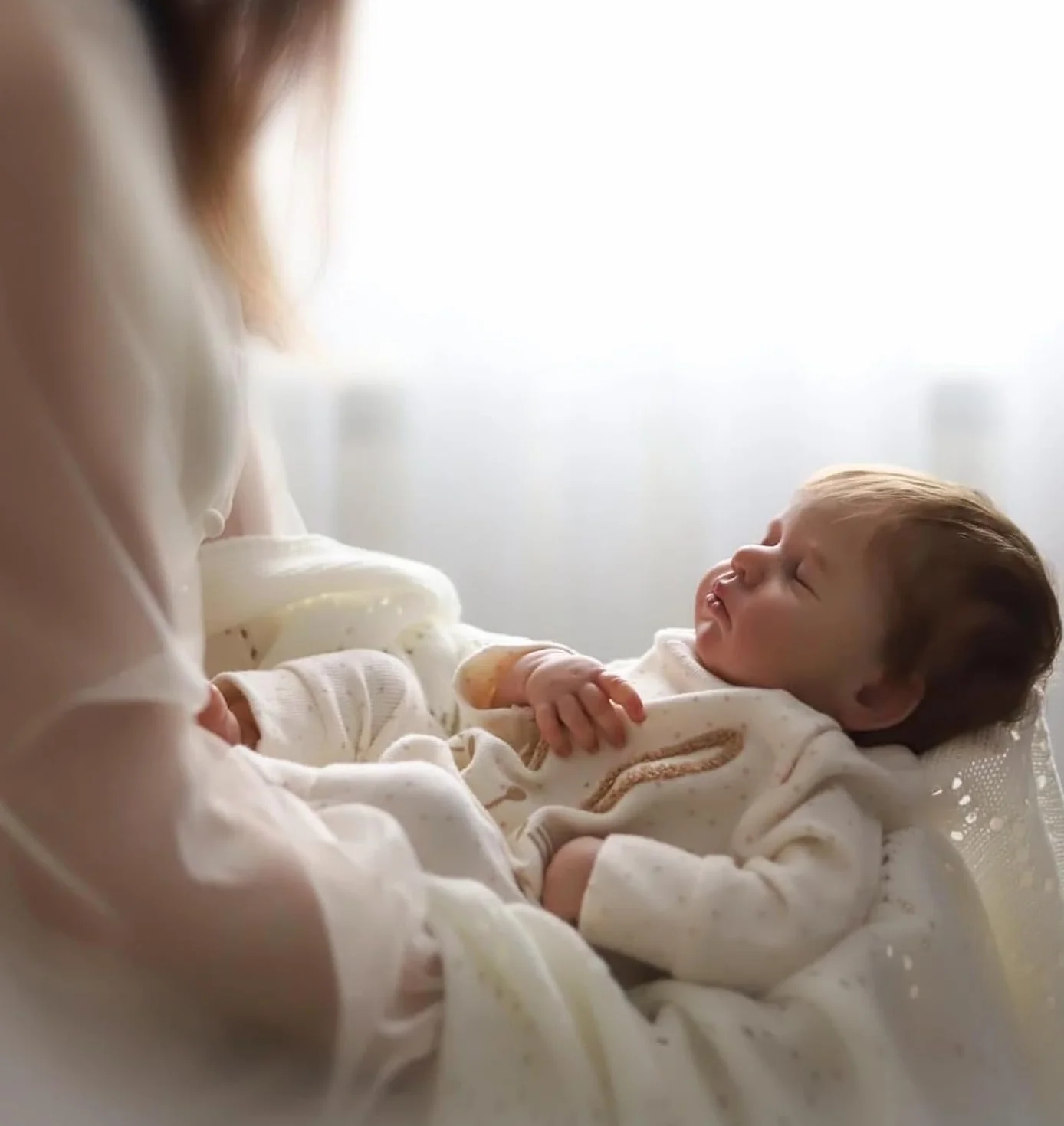 Lalka Reborn, realistyczna lalka wyglądająca jak prawdziwe dziecko, zamknięte oczy, uśmiechnięta dziewczyna, 50 cm, ręcznie wykonana, zmywalna, miękkie winylowe ciało (kolor kremowy)