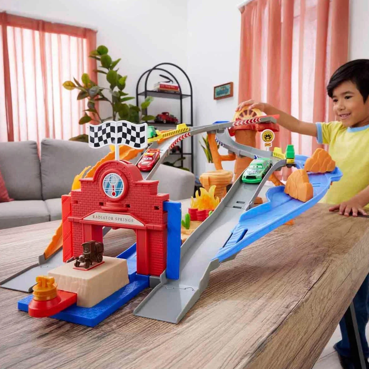 Mattel Disney Pixar Cars Auta Droga ratunkowa Wyścig z przeszkodami Zestaw do zabawy: 2 samochody zabawki Zygzak McQueen i Marek Marucha, 2 zabawkowe wózki widłowe i 2 sposoby na rajdową zabawę, JFL57
