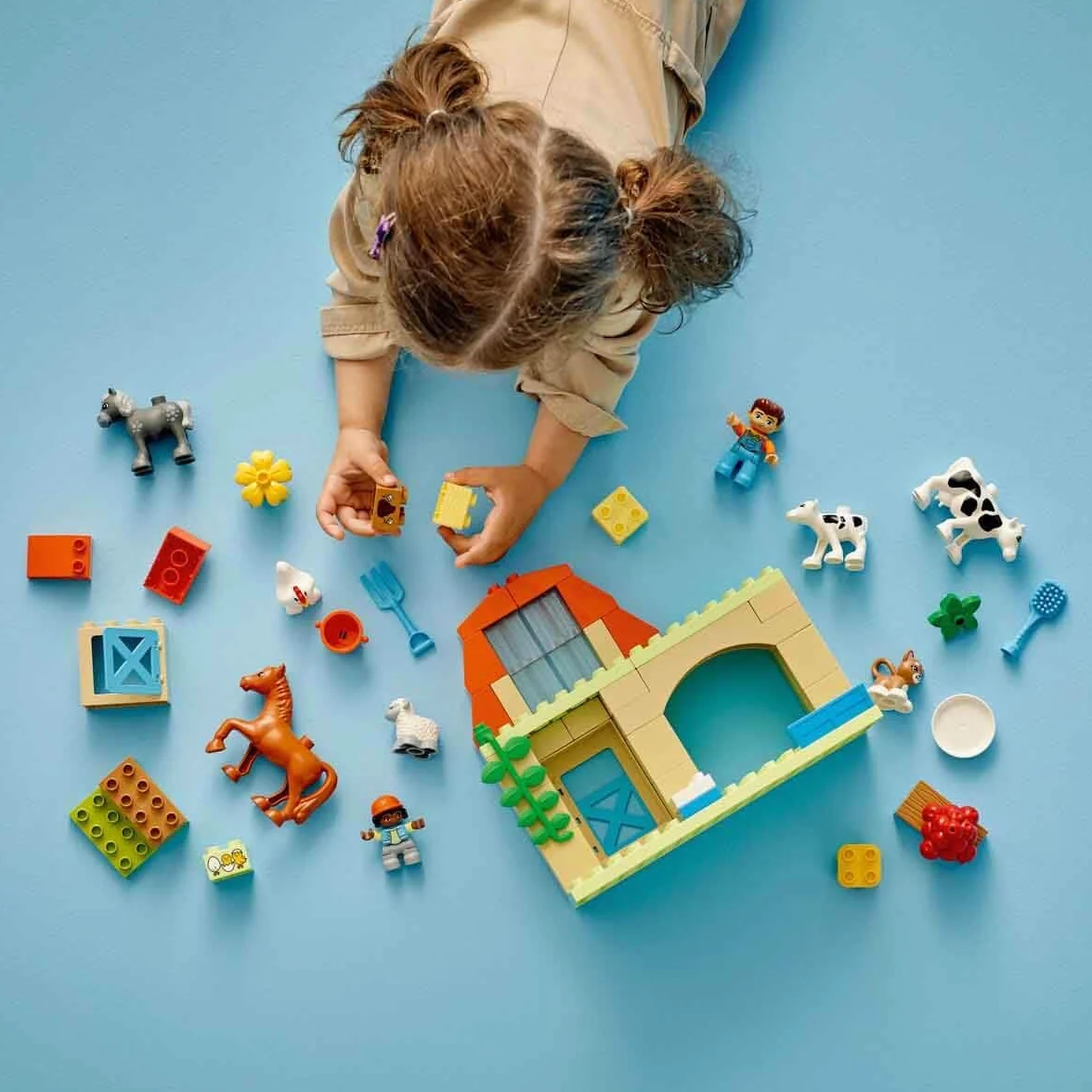 LEGO DUPLO Town Opieka nad zwierzętami na farmie, Zabawka Edukacyjna dla Dziecka z Figurkami Konia, Krowy, Owcy i Kota, Klocki Promujące Rozwój dla Małych Dzieci, Prezent dla 2-latka 10416