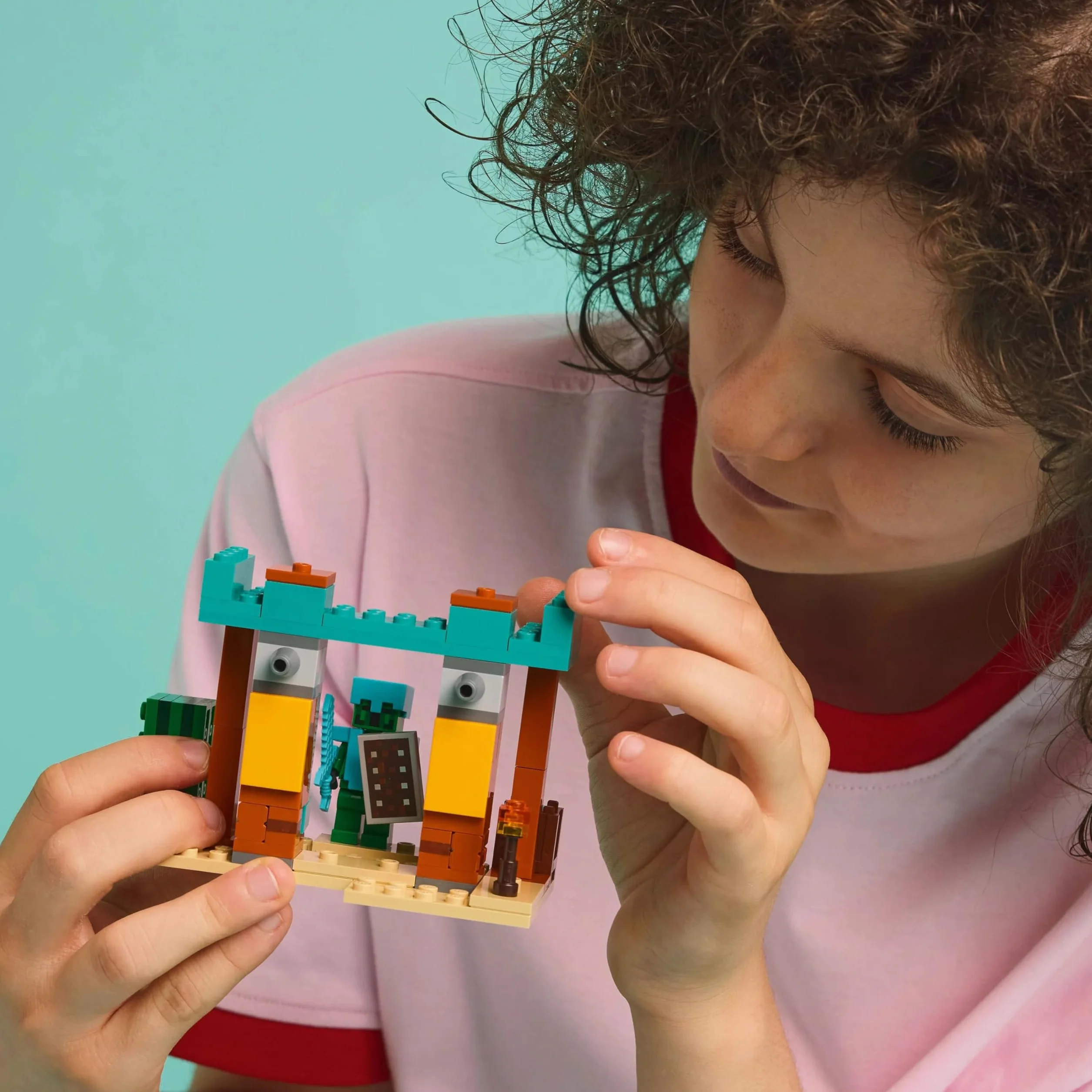 LEGO Minecraft Pustynny Patrol Złosadników, Zabawka dla Dziecka do Zbudowania, Figurki i Akcesoria, w tym Miecz i Tarcza, Kreatywny Prezent dla 7-latka, dla Chłopca i Dziewczynki, dla Fana Gry, 21267