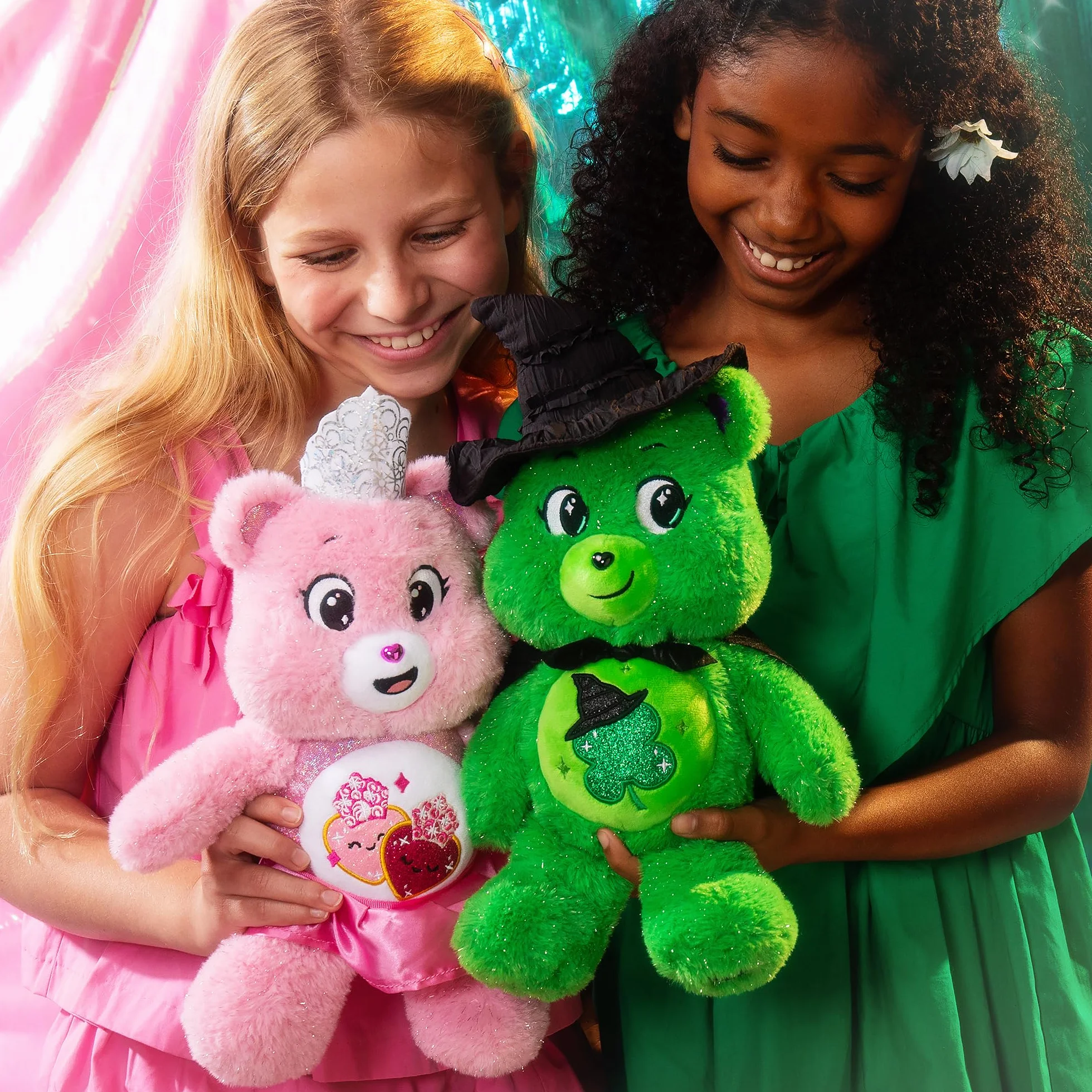 Basic Fun Care Bears Wicked Maskotka Pluszowa 22 cm – Zestaw 2 sztuki edycja limitowana – Good Luck Bear jako Elphaba i Love-a-lot Bear jako Glinda – Pluszaki teatralnego crossovera dla dzieci i fanów