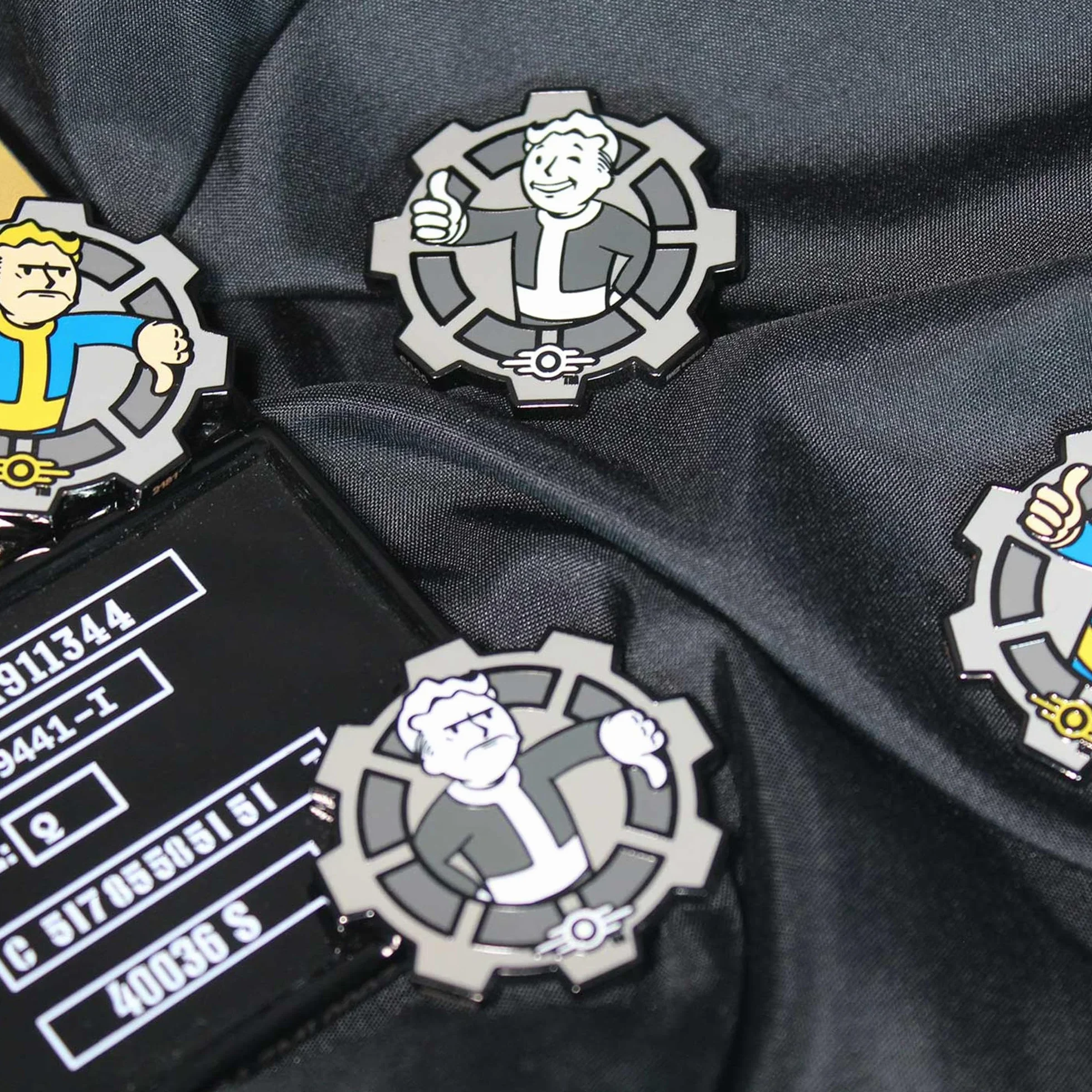 Fallout Black & White Limited Edition Collectible Decision Flip Coin - oficjalna metalowa moneta inspirowana Vault-Tec, postapokaliptyczna pamiątka dla graczy, prezent dla fanów i kolekcjonerów