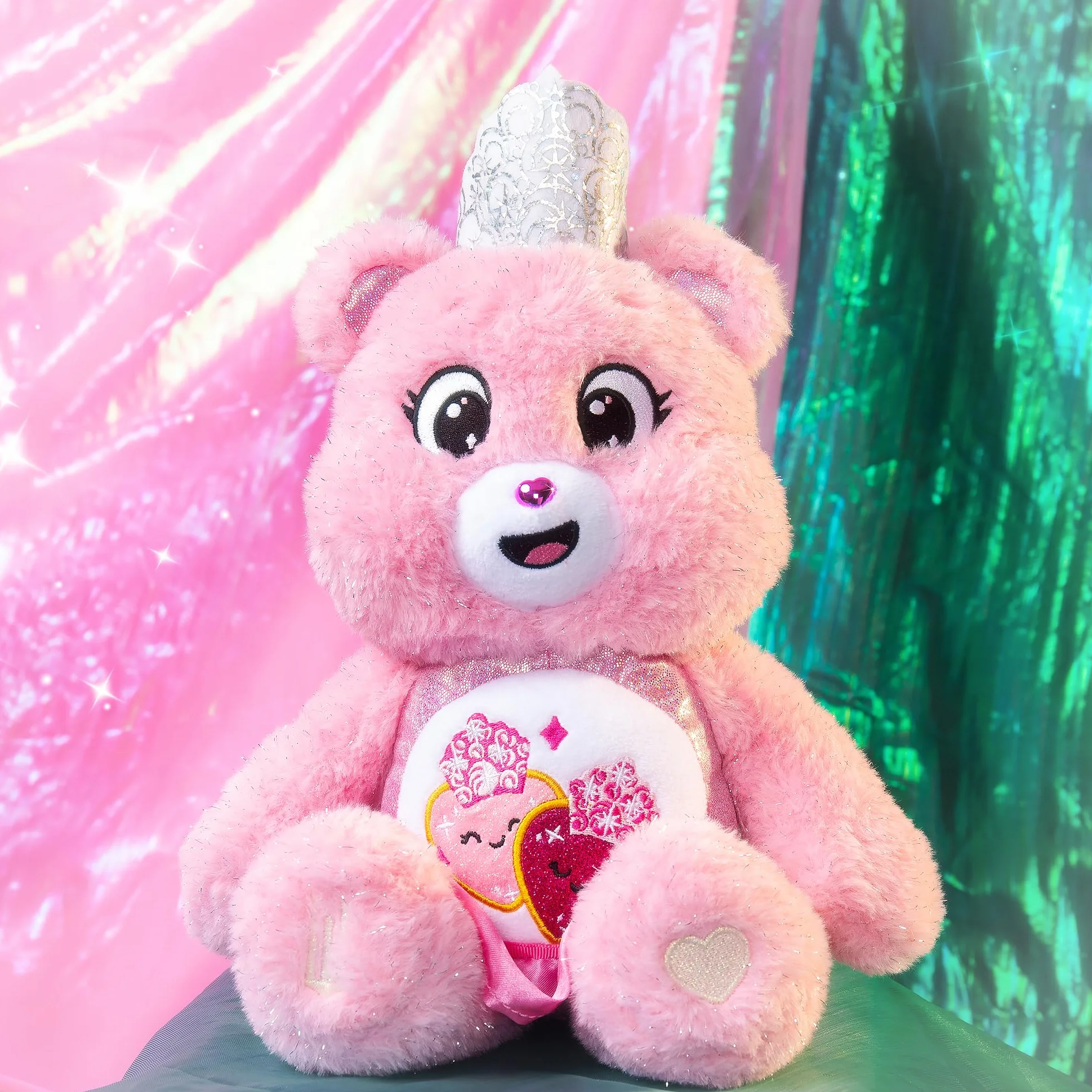Basic Fun Care Bears Wicked Maskotka Pluszowa 22 cm – Zestaw 2 sztuki edycja limitowana – Good Luck Bear jako Elphaba i Love-a-lot Bear jako Glinda – Pluszaki teatralnego crossovera dla dzieci i fanów