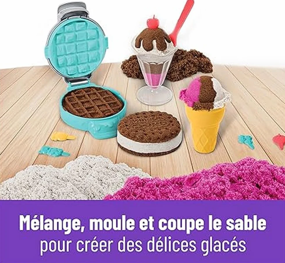 KINETIC SAND MAGICZNY SAS - PUDELICES DELICES LÓD 454 G + 6 NARZĘDZI - Twórz różne hipnotyzujące kształty dzięki temu magicznemu piaskowi jak pasta modelarska - zabawka dla dzieci od 3 lat