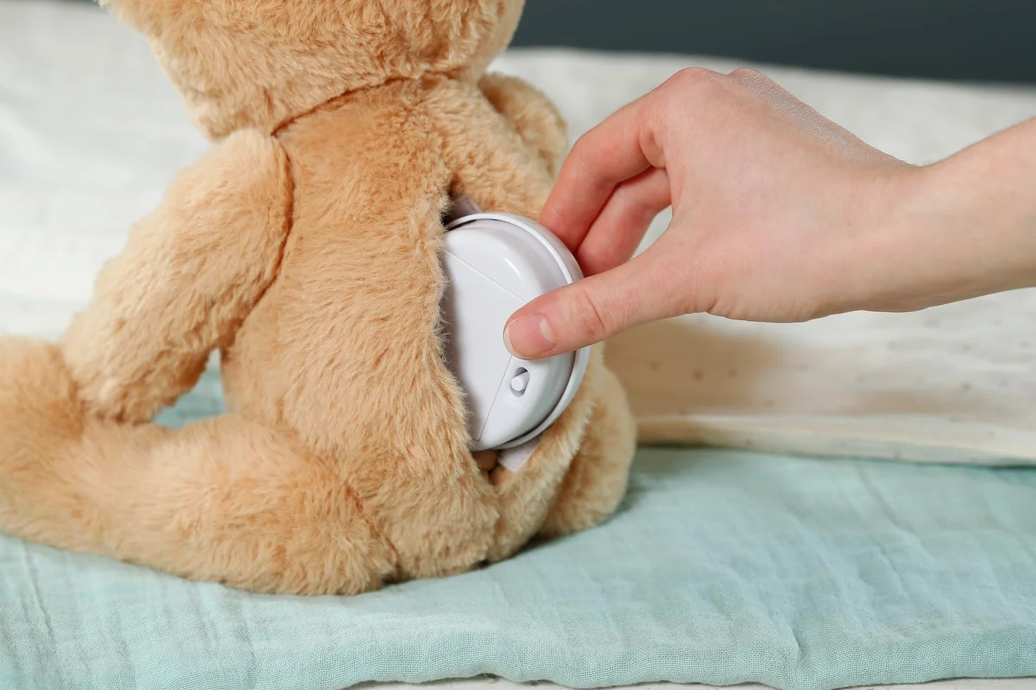 BABY born Śpiewający Teddy - Pluszowy miś z funkcją dźwięku & Biały śpioszki - Ruchome ramiona i nogi - Odpowiedni dla dzieci w wieku od 18 miesięcy - Śpiewaj 5 niemieckich piosenek z serii