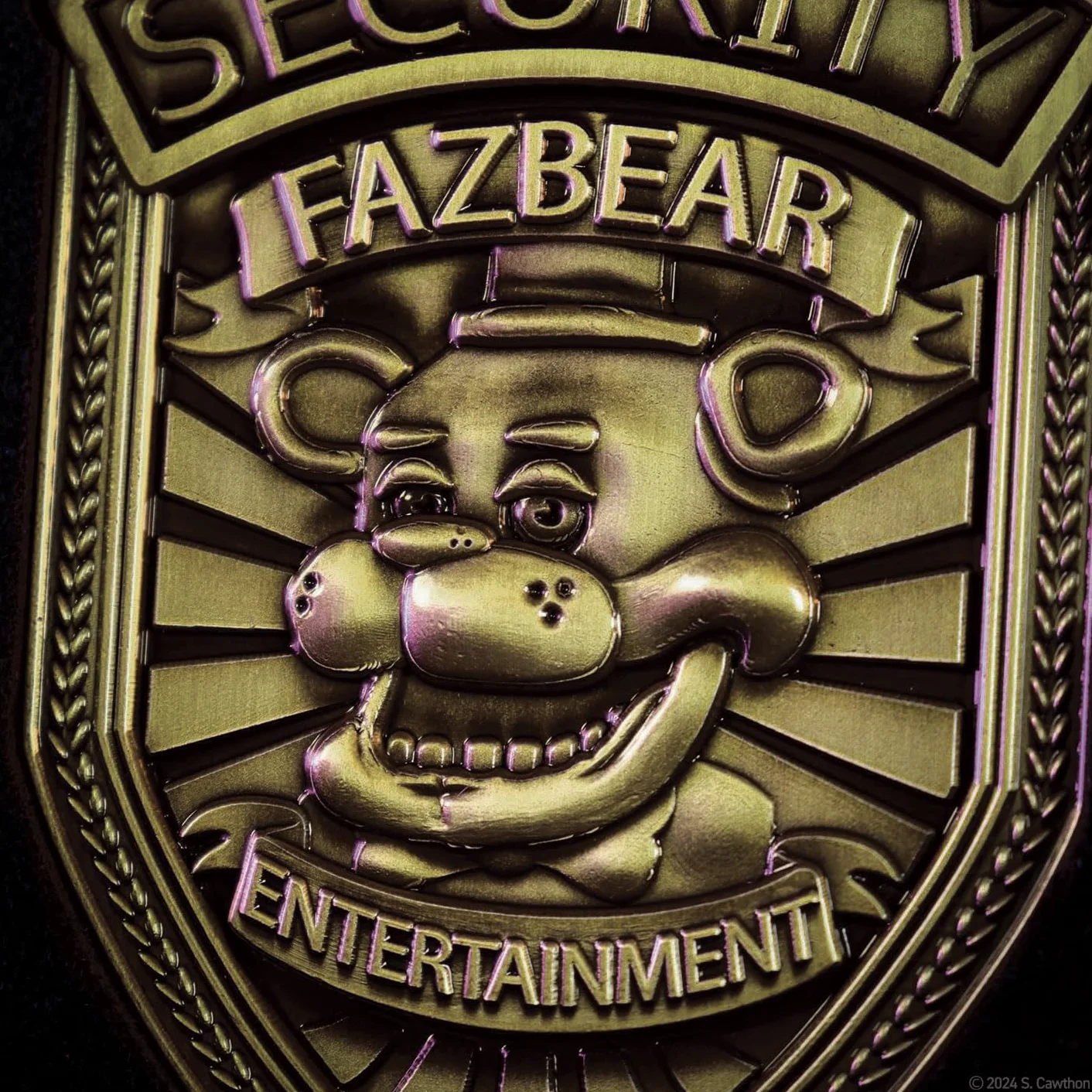 FaNaTtik Five Nights at Freddy's Replika Odznaka Bezpieczeństwa – Limitowana Edycja w Antycznym Kolorze Brązowym FNAF Kolekcjonerska z Zapięciem, Przepustką i Skrzynką Kolekcjonerską