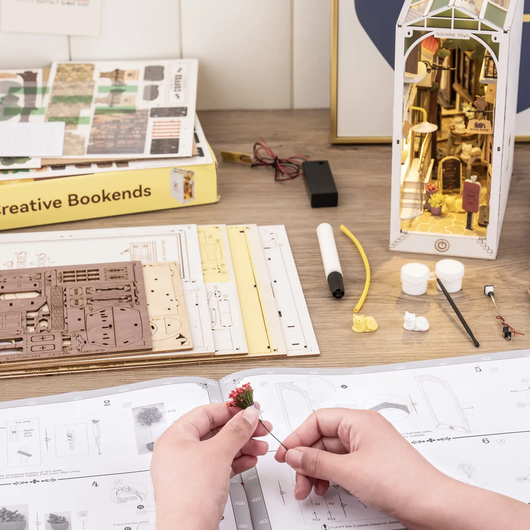 ROBOTIME Zestaw DIY do budowy miniaturowego zakątka książkowego, do zawieszenia na ścianie, model domu z puzzle, zestawy budowlane z oświetleniem LED, dekoracja regału na książki, prezent na Dzień