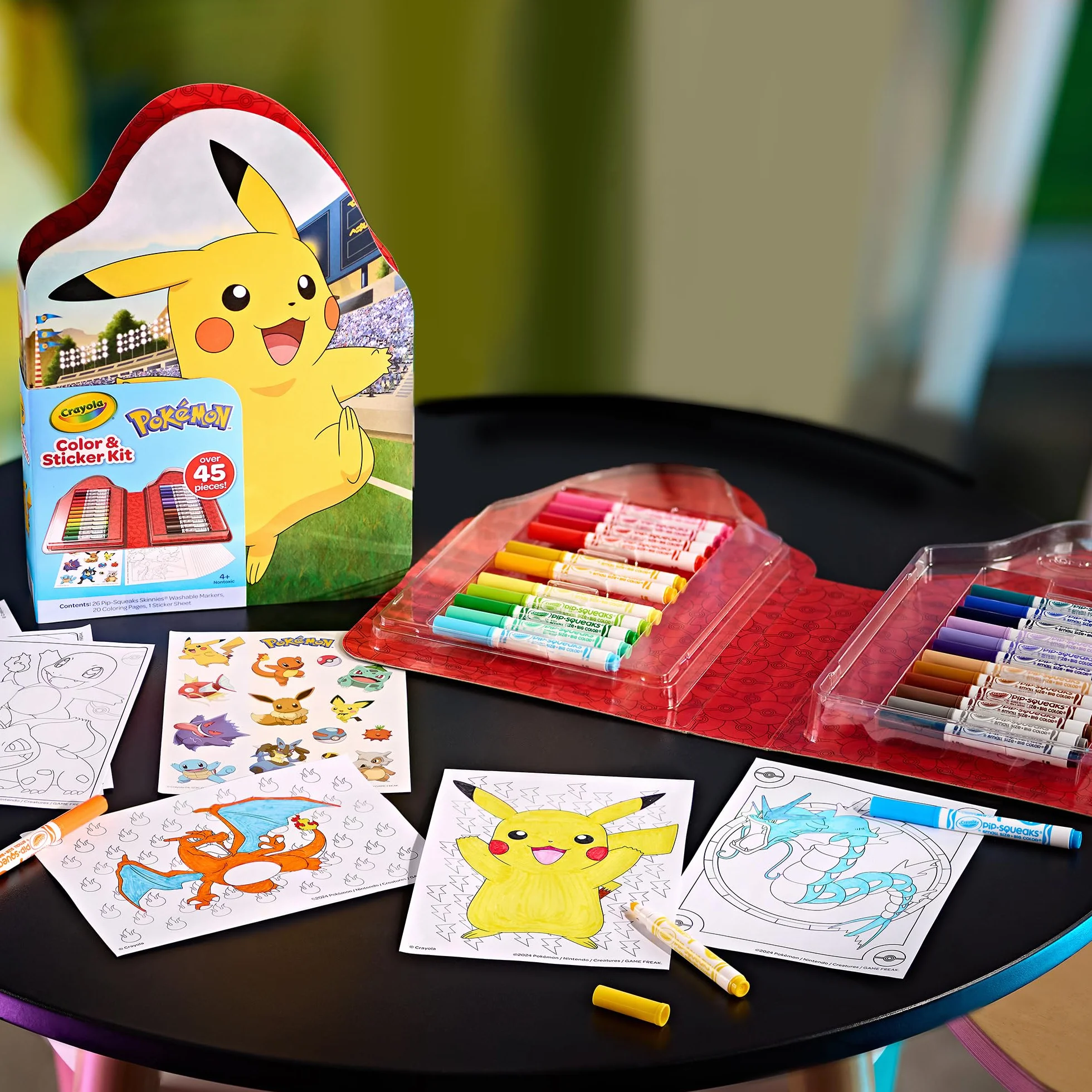 Crayola - Walizka artystyczna z naklejkami Pokemonów, zestaw zawierający flamastry, strony do kolorowania, naklejki, 45 elementów, kreatywny prezent dla dzieci od lat 5, 04-0785