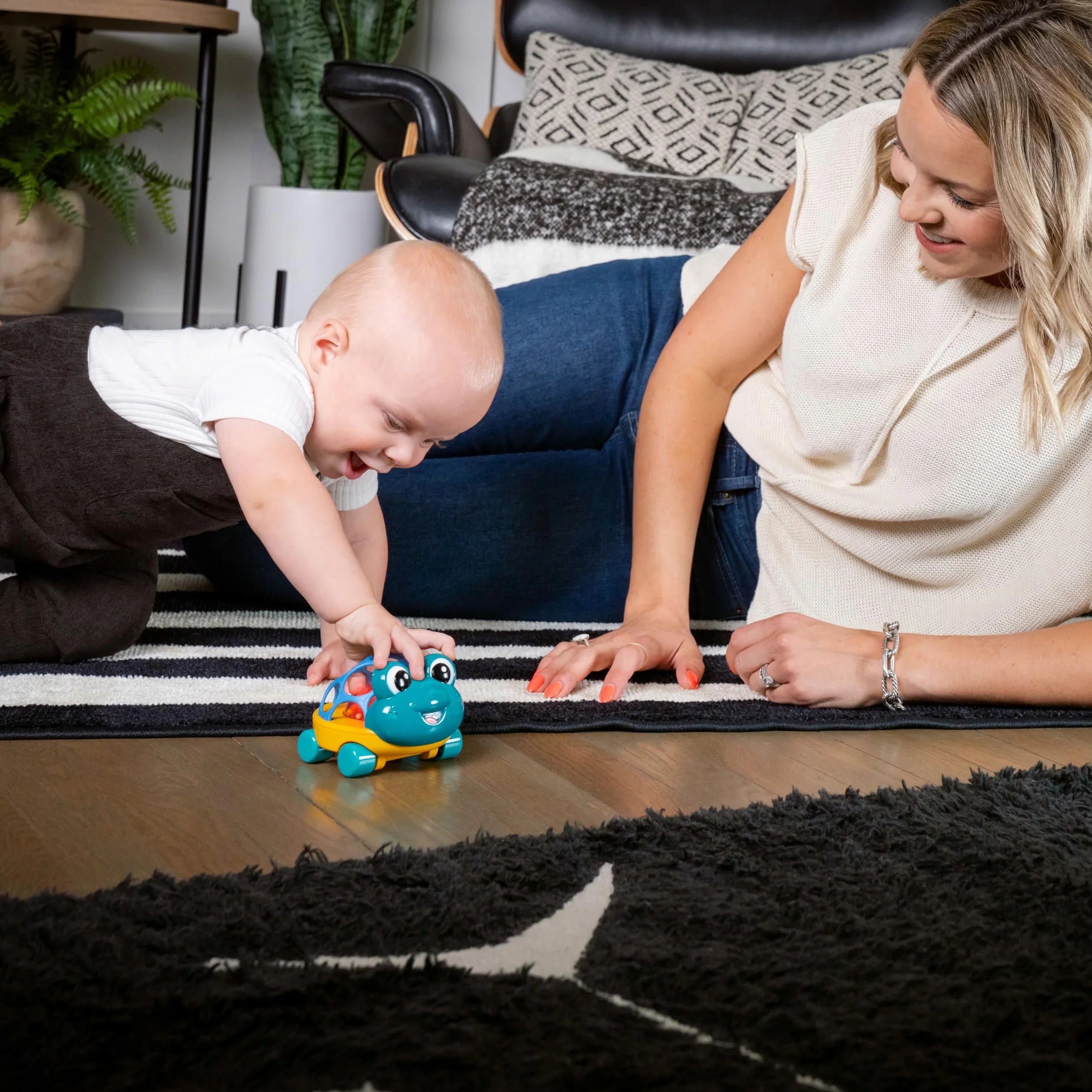 Baby Einstein Curious Car Neptune Oball Toy Car & Rattle, wiek od 3 miesięcy