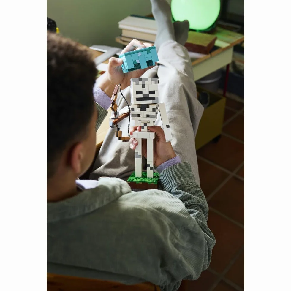 LEGO Minecraft Szkielet, zabawka konstrukcyjna dla 10-latka, figurka z gry, gamingowa dekoracja do pokoju dziecka, klocki dla chłopca i dziewczynki, pomysł na prezent dla gracza 21594