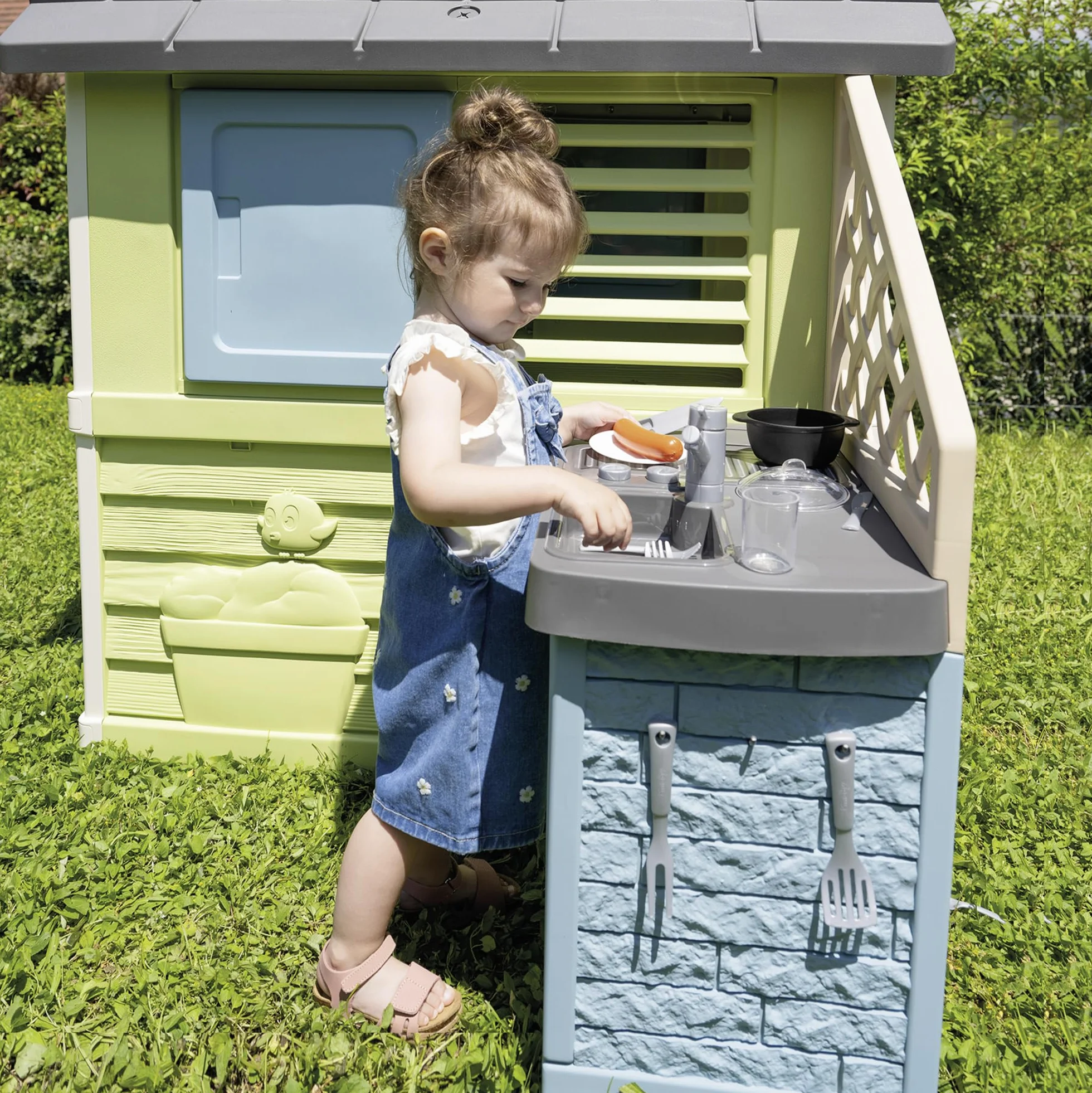 Smoby Life - Ładny domek + Letnia kuchnia - Płyta grillowa i zlew - Liczne akcesoria - Materiał z recyklingu - Od 2 lat - Wyprodukowano we Francji