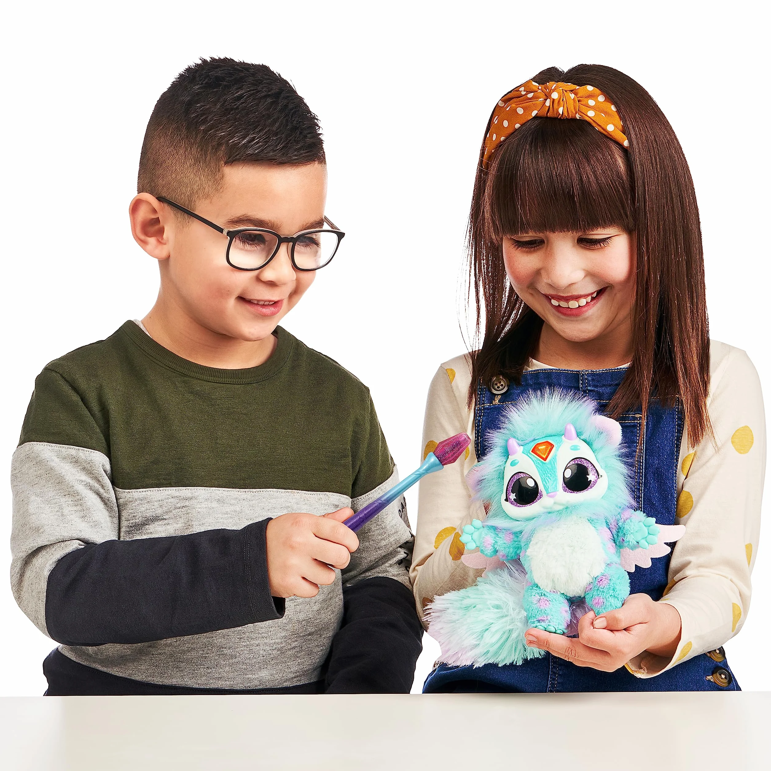 Magic Mixies Magiczny Kociołek Zamgławiający Fioletowy z Interaktywną Zabawką Pluszową 20 cm