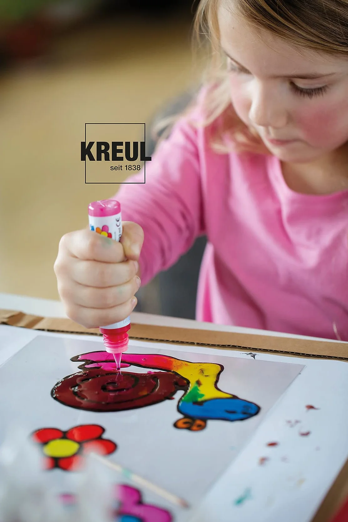 KREUL 24451 - Mucki Window Color Mały Świat Zwierząt - zestaw z 7 kredkami do kolorowania okien o pojemności 29 ml, plastikowymi kartami i szablonami, wegański, bezglutenowy, bez laktozy