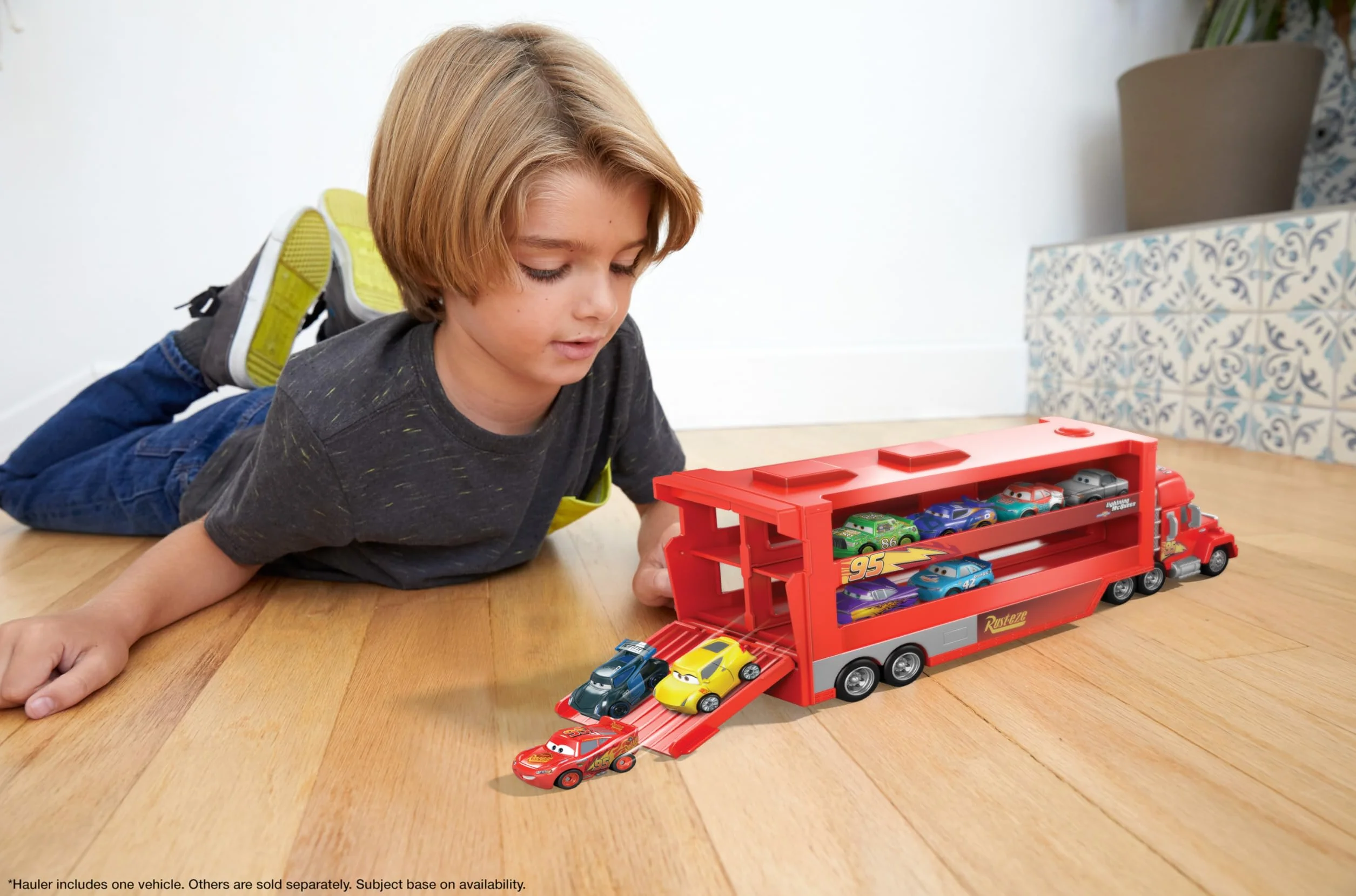 Mattel Disney Pixar Cars - Asortyment Mini Racer Transporter Z Mini pojazdem, Zabawki od 4 Lat GNW34