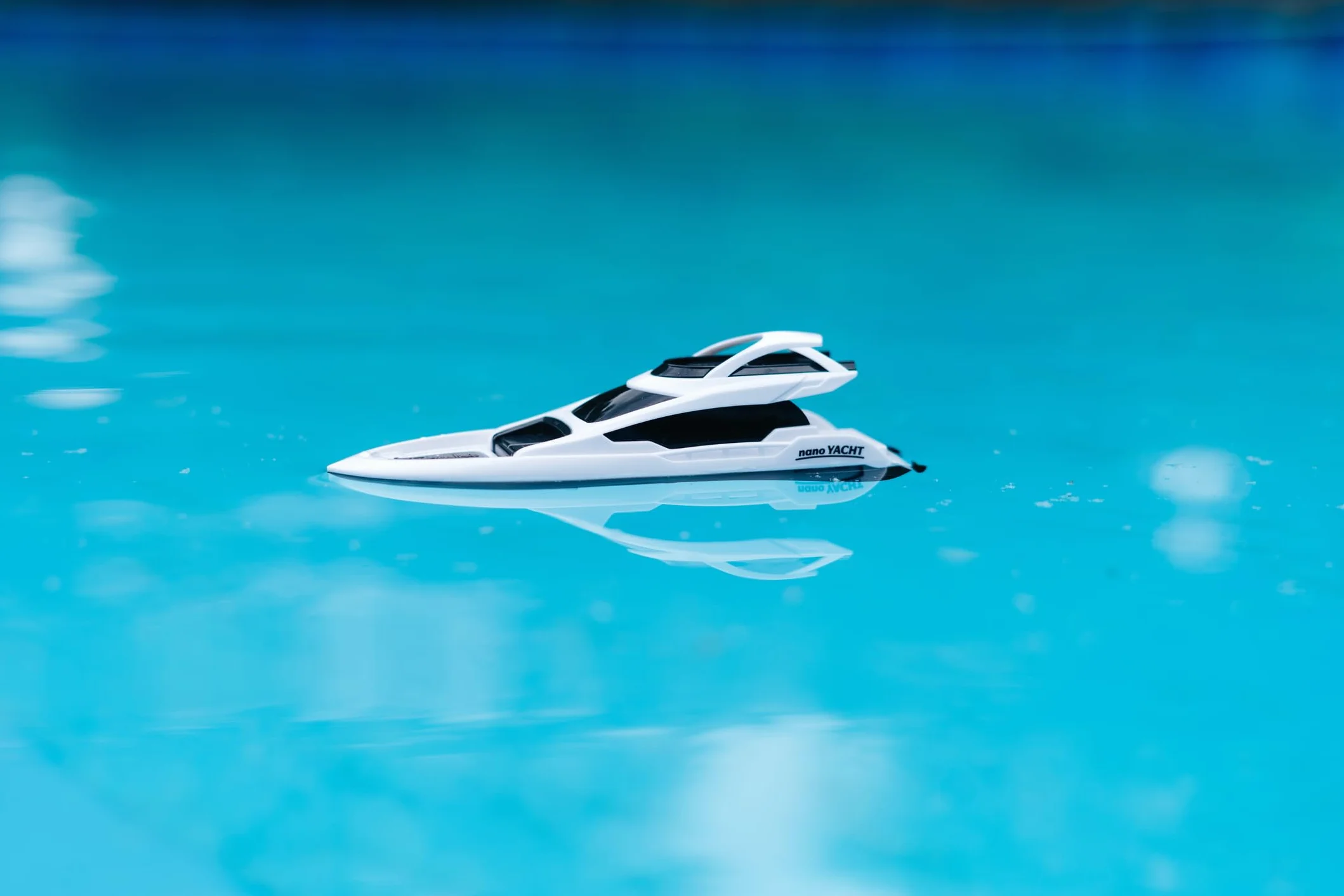 Carson 500108057 Nano Racer Yacht 2.4 GHz - łódź zdalnie sterowana, łódź RC, łódź zdalnie sterowana dla dzieci i dorosłych, w tym pilot zdalnego sterowania