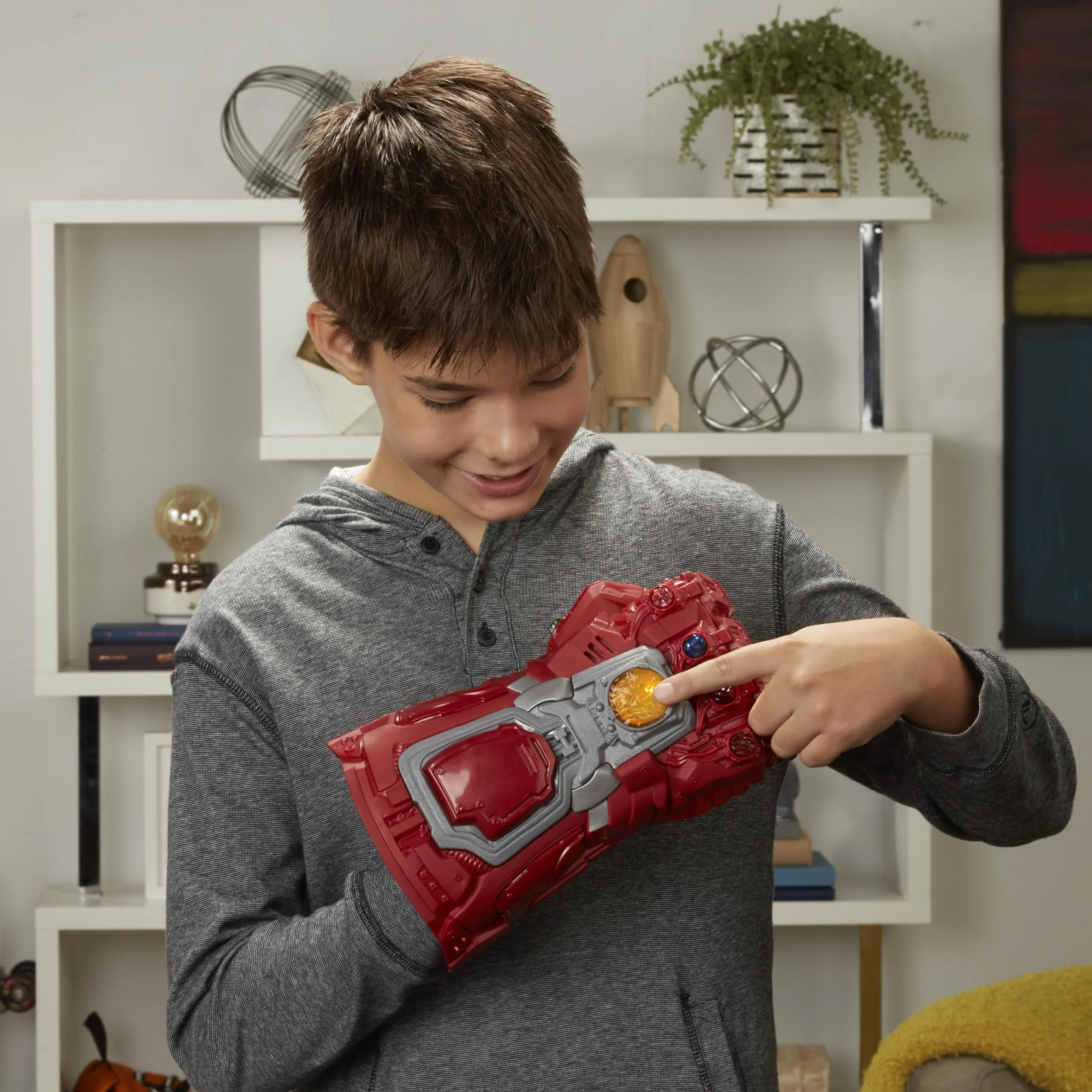 Marvel Czerwona Rękawica Nieskończoności Elektroniczna Pięść, zabawka tematyczna z filmu Marvela Avengers: Koniec gry, z efektami świetlnymi i dźwiękowymi, zabawka dla dzieci w wieku od 5 lat
