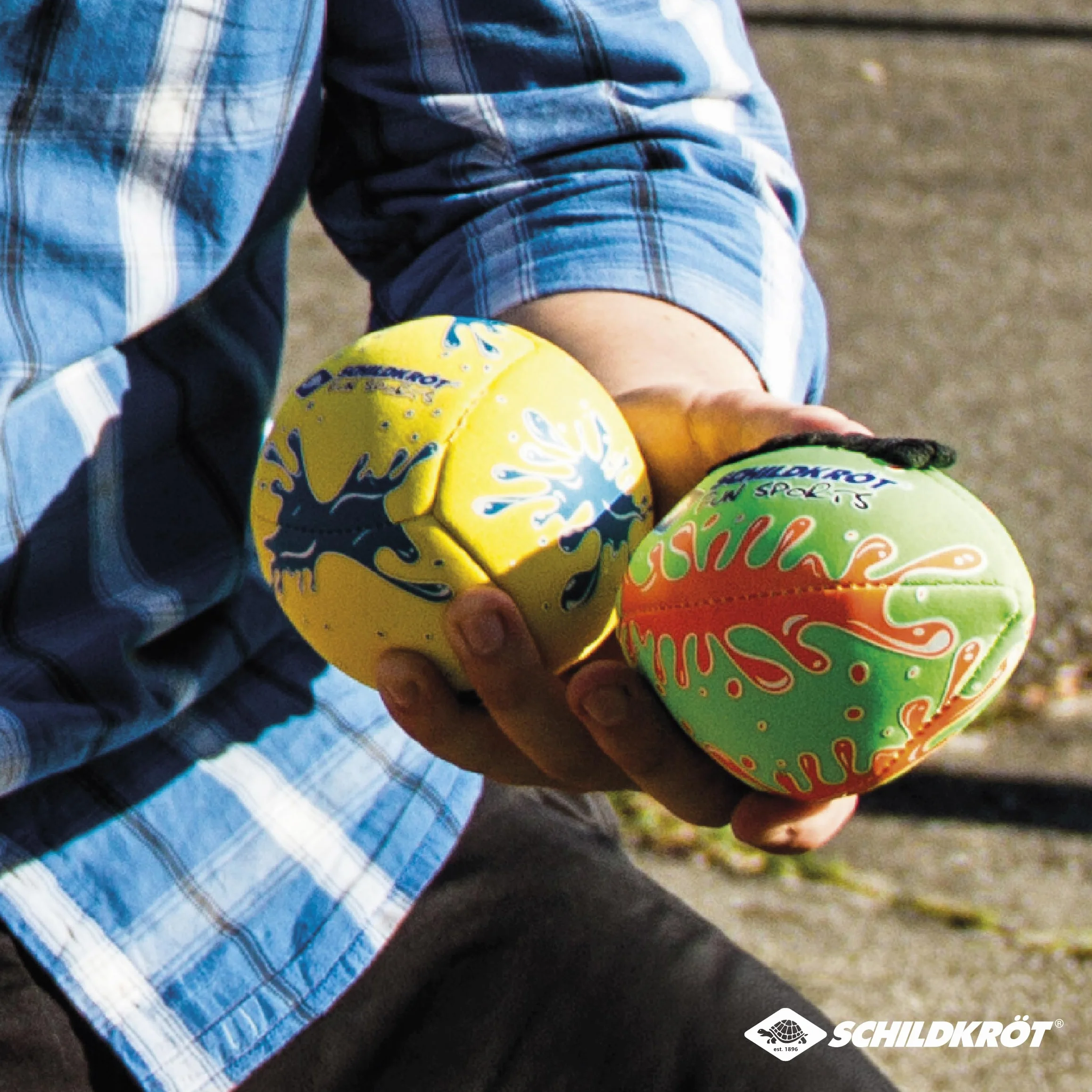 Schildkröt® Zestaw mini piłek, zestaw składający się z 1 siatkówki i 1 futbolu amerykańskiego, Ø 9 cm, poręczny i odporny na słoną wodę, idealny na plażę i wodę, 970282