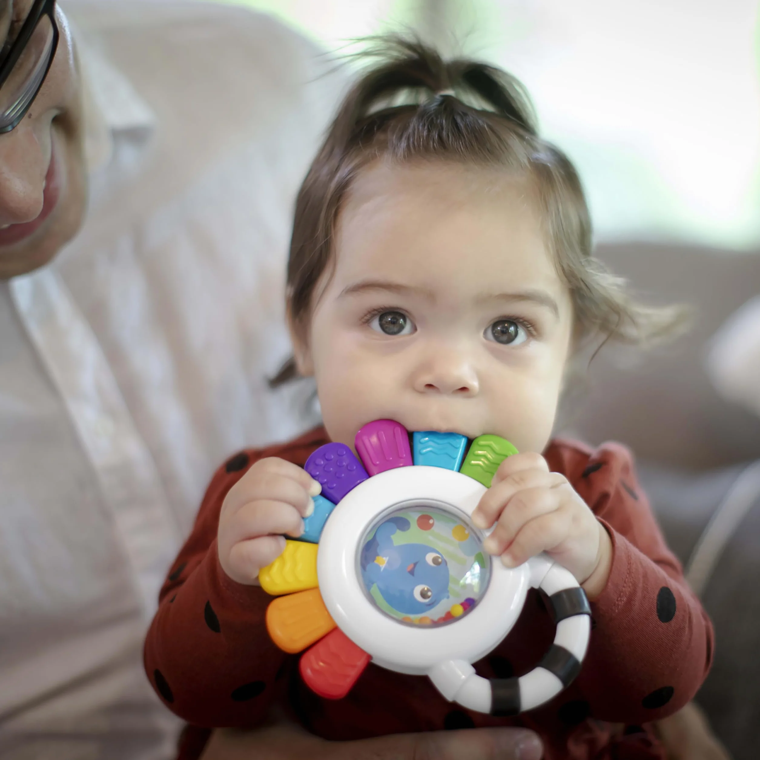 Baby Einstein Outstanding opus, sensoryczna grzechotka i gryzak w kształcie ośmiornicy, nie zawiera BPA, chłodząca, wspomaga wzrok, słuch i uczucie, 12487, wielokolorowa