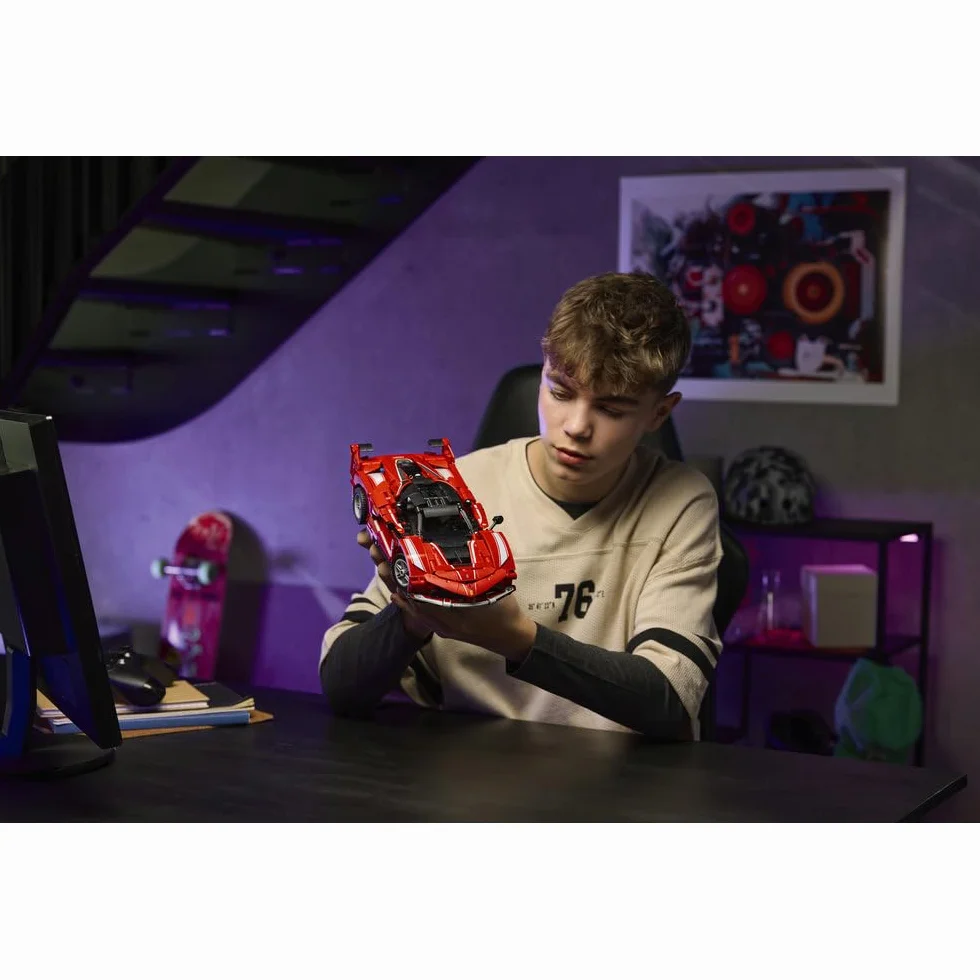 LEGO Technic Ferrari FXX K, model samochodu do składania dla dzieci i fanów motoryzacji, zabawka konstrukcyjna, pomysł na prezent dla 10-latka i dekoracje do pokoju chłopca i dziewczynki 42212