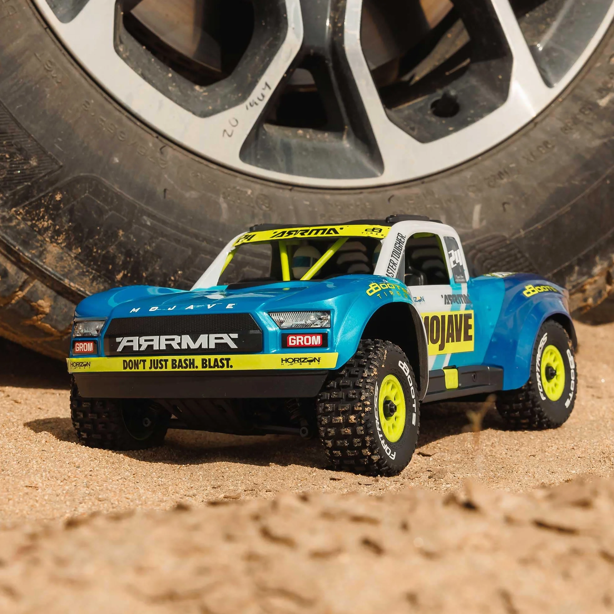 ARRMA RC Truck Mojave GROM 4x4 Smart Small Scale Desert Truck, RTR (z baterią i ładowarką w zestawie) niebieski/biały ARA2104T2