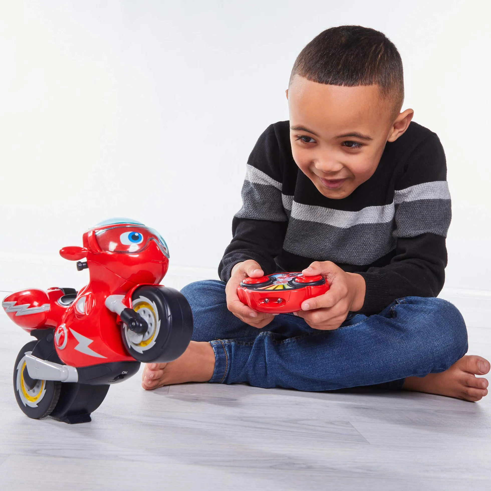 RC Turbo Trick Ricky, motocykl kaskaderski z pilotem zdalnego sterowania sprawia, że Wheelies i zapierające dech w piersiach obroty o 360 stopni, Ricky Zoom zapewnia doskonałe przygody dla