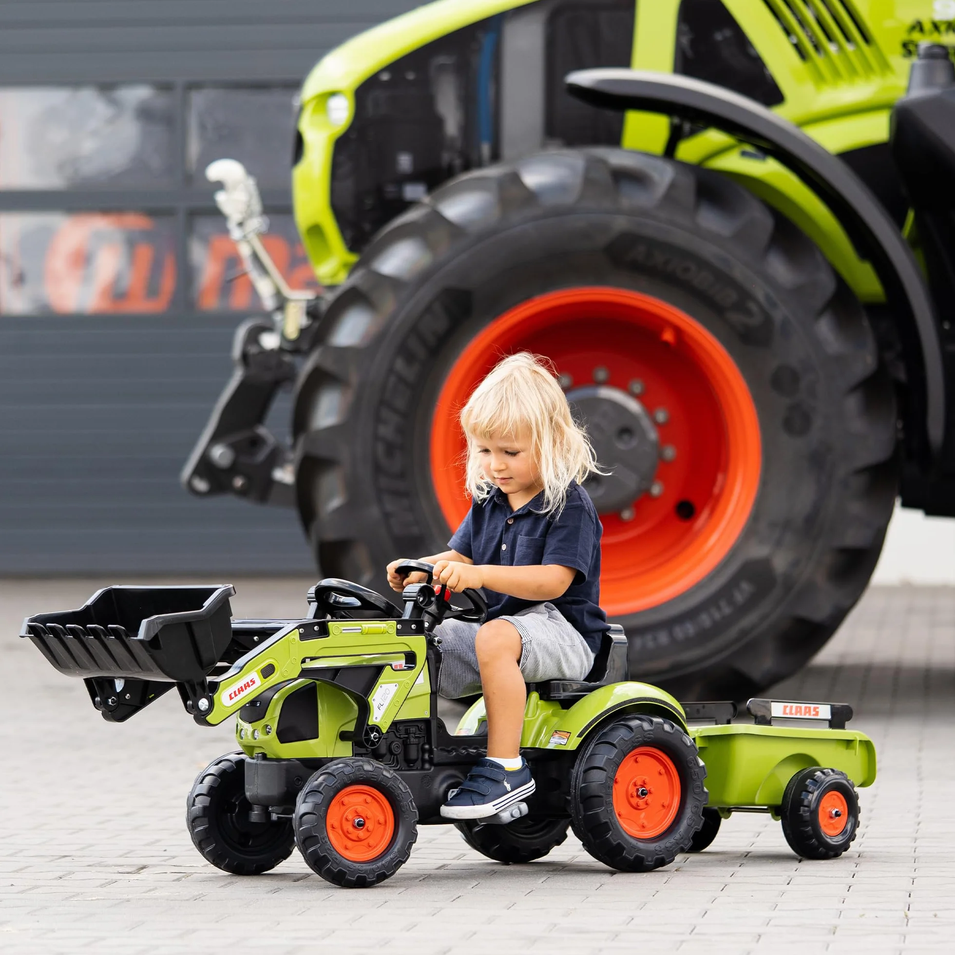 Falk Claas Arion 410 Traktor z Przyczepą 162 x 42 x 53 cm 8 kg