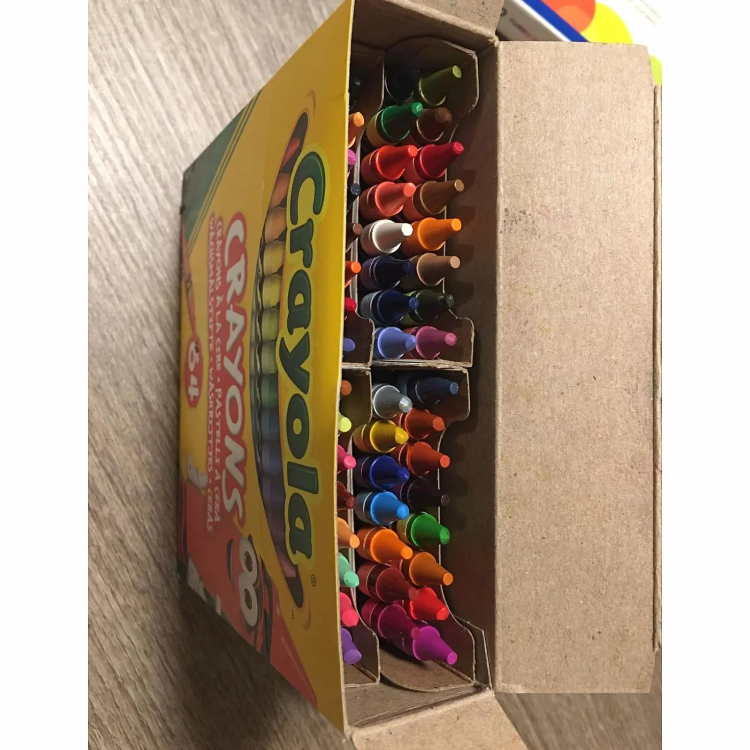 Crayola - Kredki Woskowe dla Dzieci, 64 Kolory + Temperówka, Zestaw Kreatywny do Szkoły i Zabaw, Żywe Kolory, Od 3 Lat, 52-6448