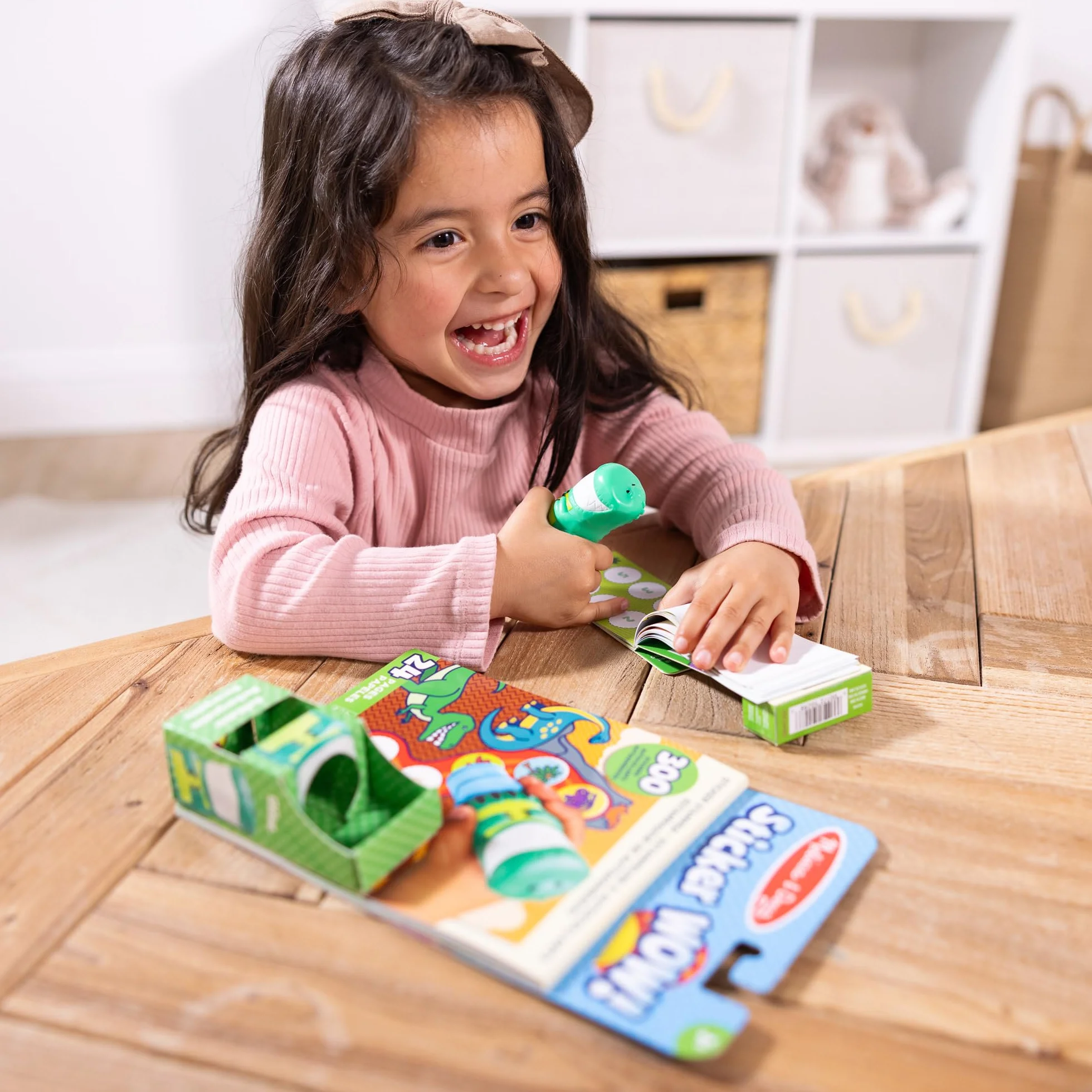Melissa & Doug - Naklejka Wow! Naklejka dziecięca w kształcie dinozaura - 24 strony aktywności i 300 naklejek dla dzieci + mini blok i wkład (200) - 6075499 - Rzemiosło dla dzieci
