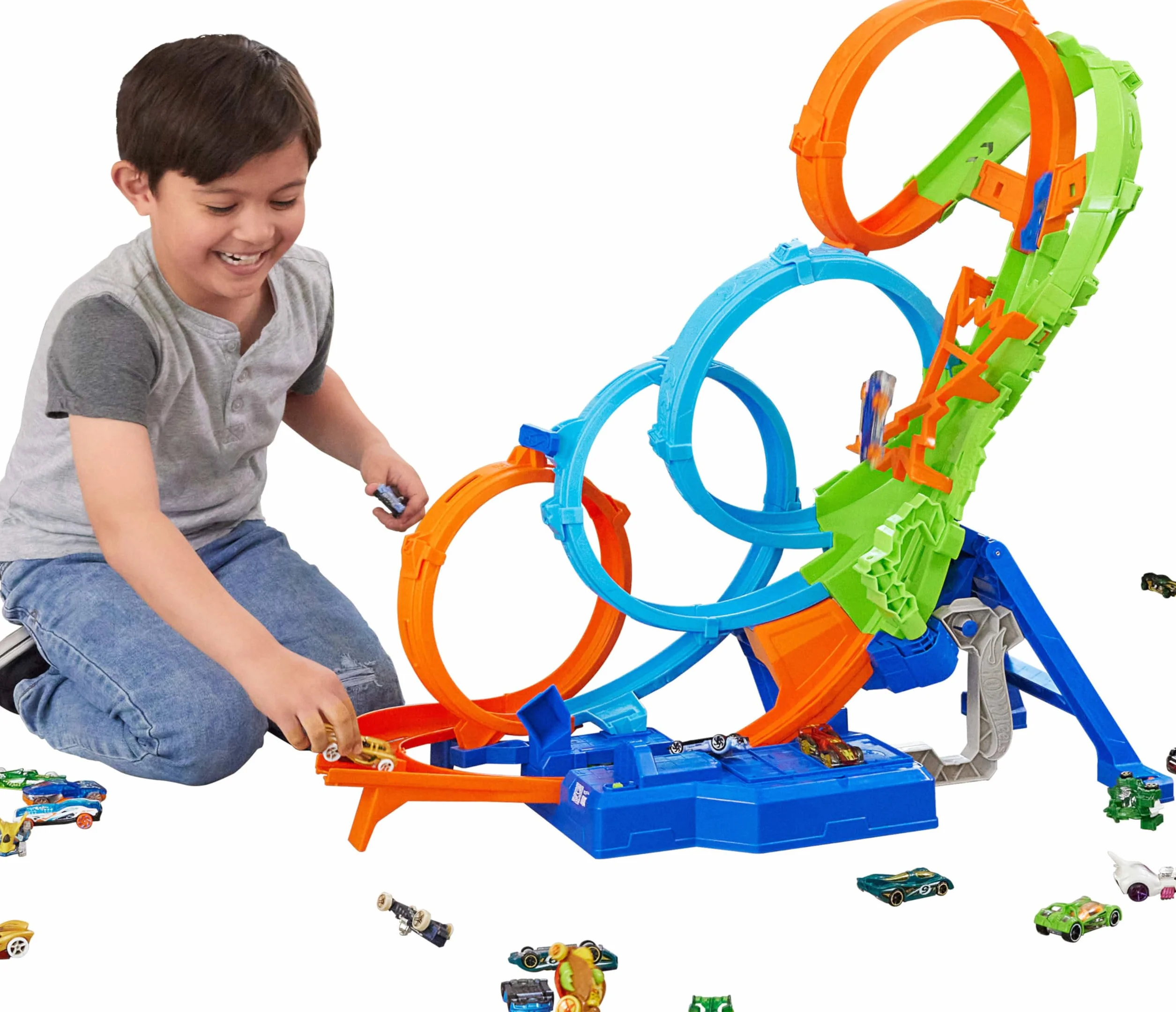 Hot Wheels Zestaw tracków do samochodu zabawkowego z 4 pętlami, 3-pasmową strefą zderzeniową i akceleratorem zasilanym bateryjnie, składany do przechowywania, z samochodem zabawkowym w skali 1:64,