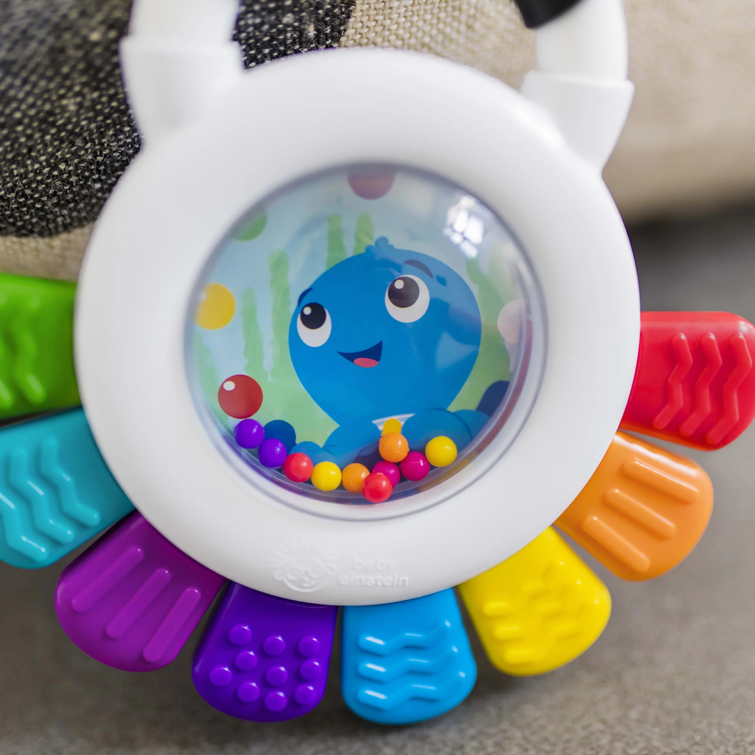 Baby Einstein Outstanding opus, sensoryczna grzechotka i gryzak w kształcie ośmiornicy, nie zawiera BPA, chłodząca, wspomaga wzrok, słuch i uczucie, 12487, wielokolorowa