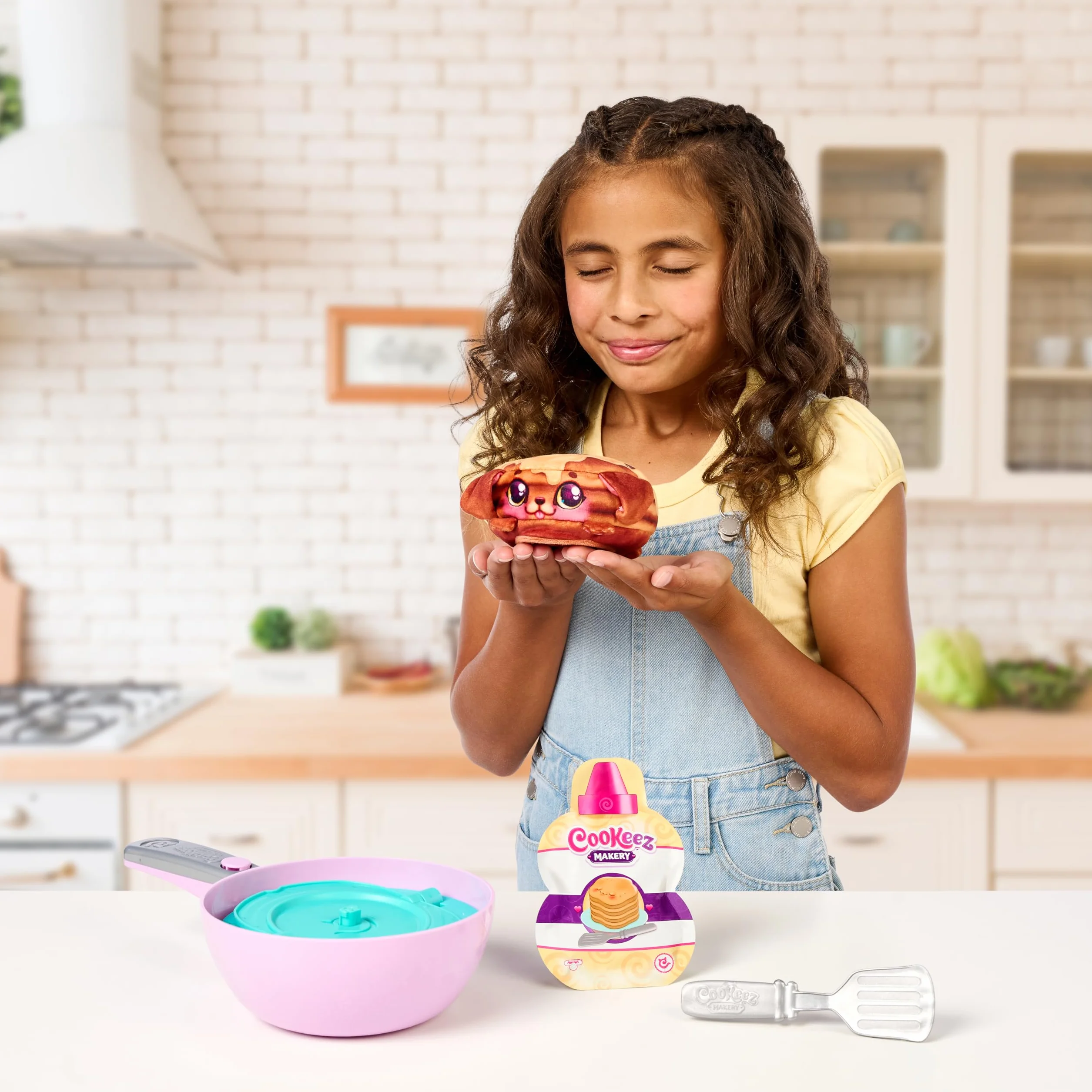 COOKEEZ MAKERY Pancake Treatz Mix and Tur! Wlej ciasto na patelnię i baw się dobrze, patrząc, jak twój interaktywny i pachnący pluszowy przyjaciel obraca się! Jaką niespodziankę zamierzasz przygotować