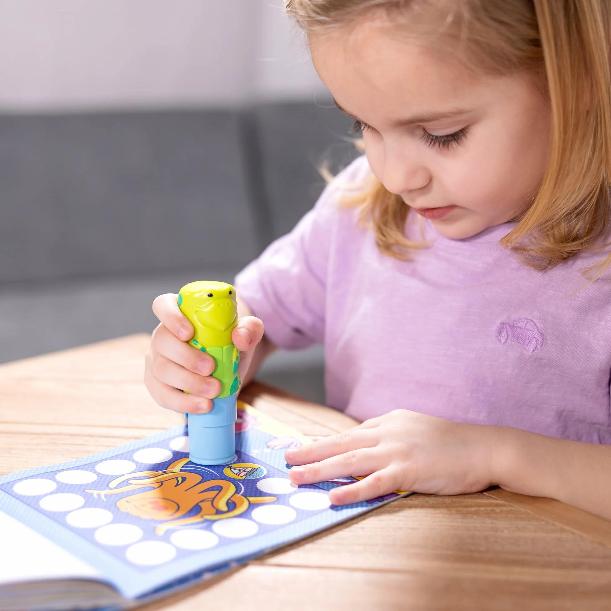 Melissa & Doug Naklejka WOW 24-stronicowa podkładka do aktywności i stempel 300 naklejek sztuka i rzemiosło żółw morski