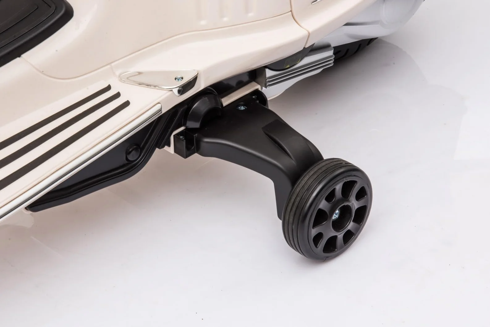 Jeździk skuter dla dzieci Vespa, pojazd od 3 lat, silnik 2x30W, biały