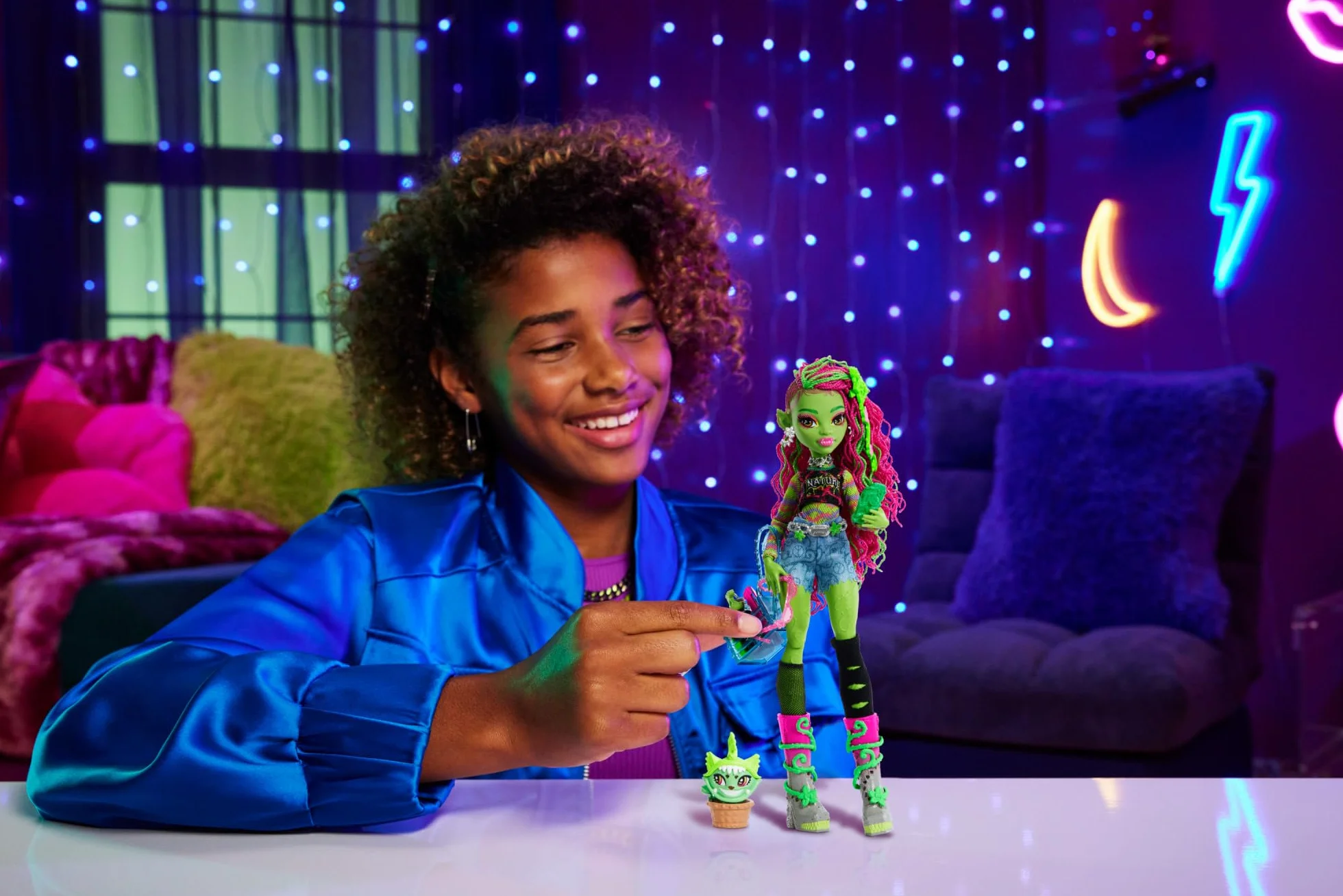 Monster High Venus McFlytrap Lalka + kotek Chewlian oraz akcesoria, takie jak plecak, notes i „przekąski”, HRP81