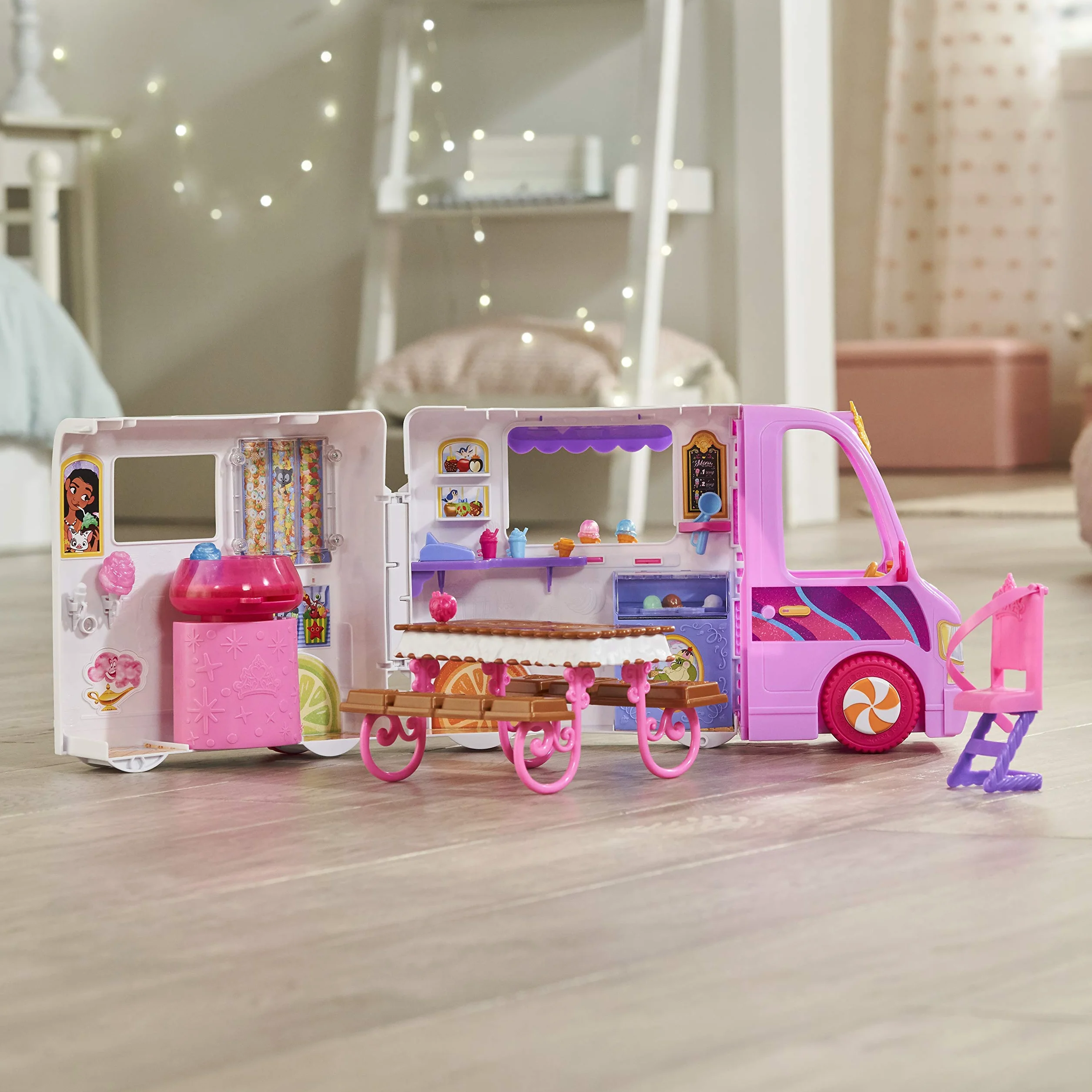 Disney Princess Comfy Squad Sweet Treats Truck, zestaw do zabawy z 16 akcesoriami, sklep z lodami, zabawka dla dziewcząt w wieku od 5 lat