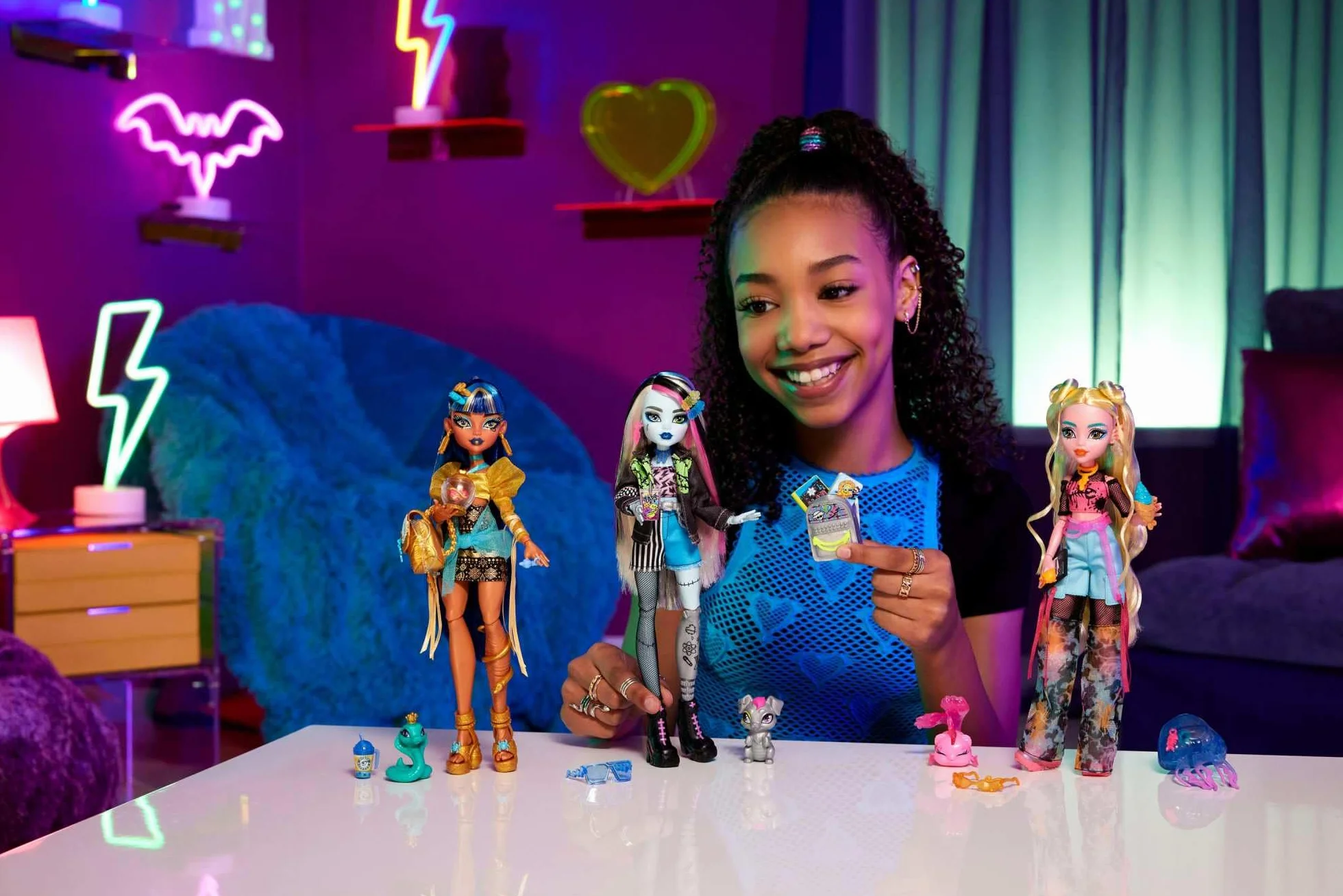 Monster High Lagoona Blue Lalka w siateczkowej koszulce i bojówkach z figurką rybki Neptuny i akcesoriami, takimi jak plecak, „przekąska” i notatnik, HXH75