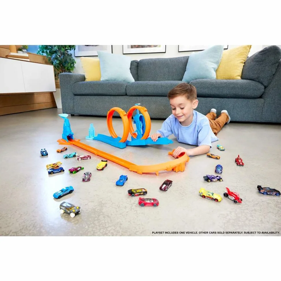 Hot Wheels Track Creator Tor wyścigowy Trzy pętle Zestaw do zabawy: samochód zabawka w skali 1:64, elementy do zbudowania toru z 3 pętlami, system torów Speed Snap Szybki klik i adaptery, JDW39