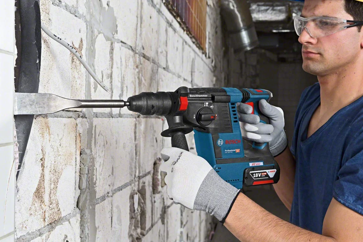 Bosch Professional system 18V: akumulatorowy młot udarowo-obrotowy GBH 18V-26 F (rękojeść dodatkowa, ogranicznik głębokości, sukno maszynowe, wymienny uchwyt SDS plus, walizka L-BOXX)
