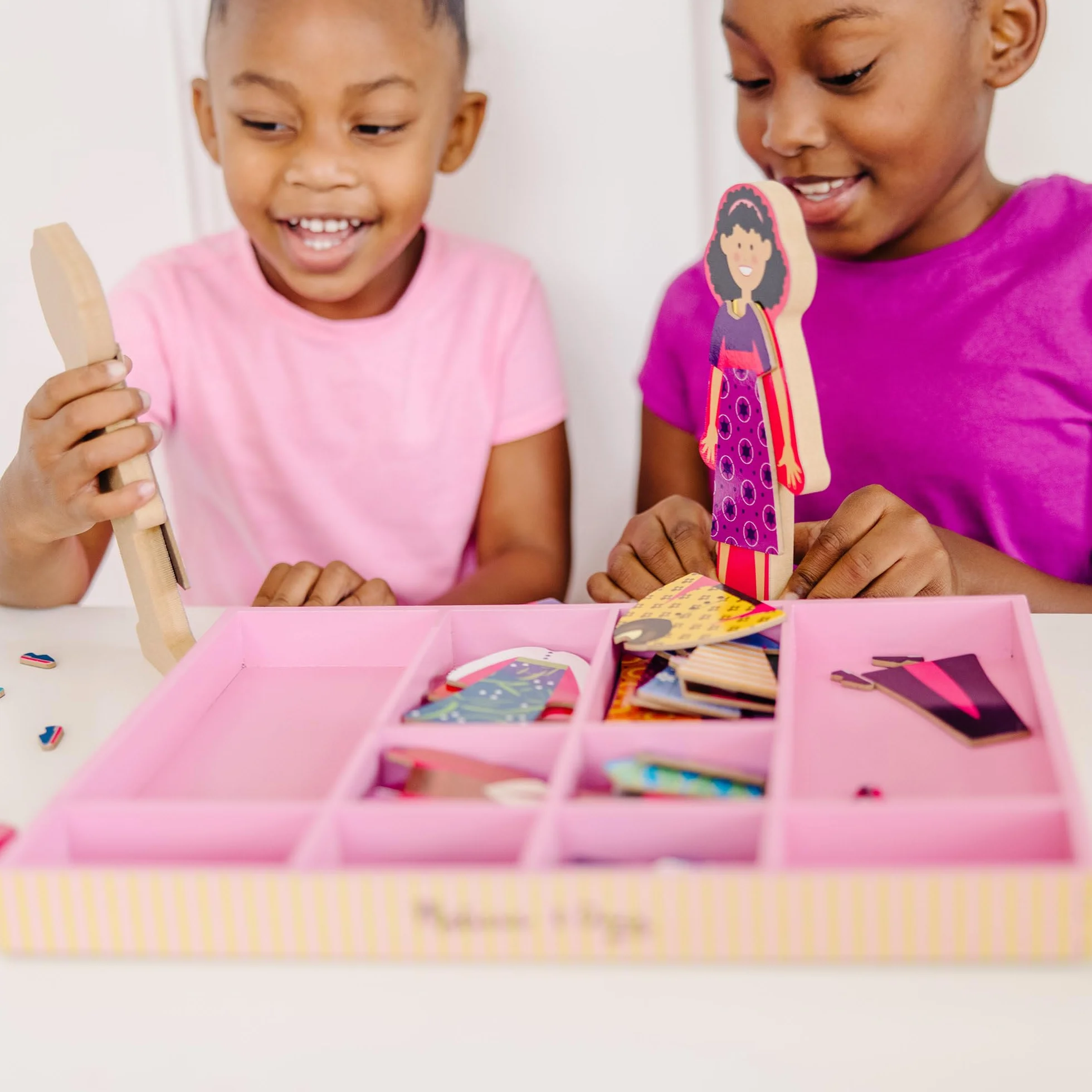 Melissa & Doug Abby & Emma Lalki do ubierania | Zestaw do zabawy w przebieranie | Drewniana zabawka kreatywna dla dzieci | Prezent dla chłopców i dziewczynek w wieku 3 4 5 6 lat