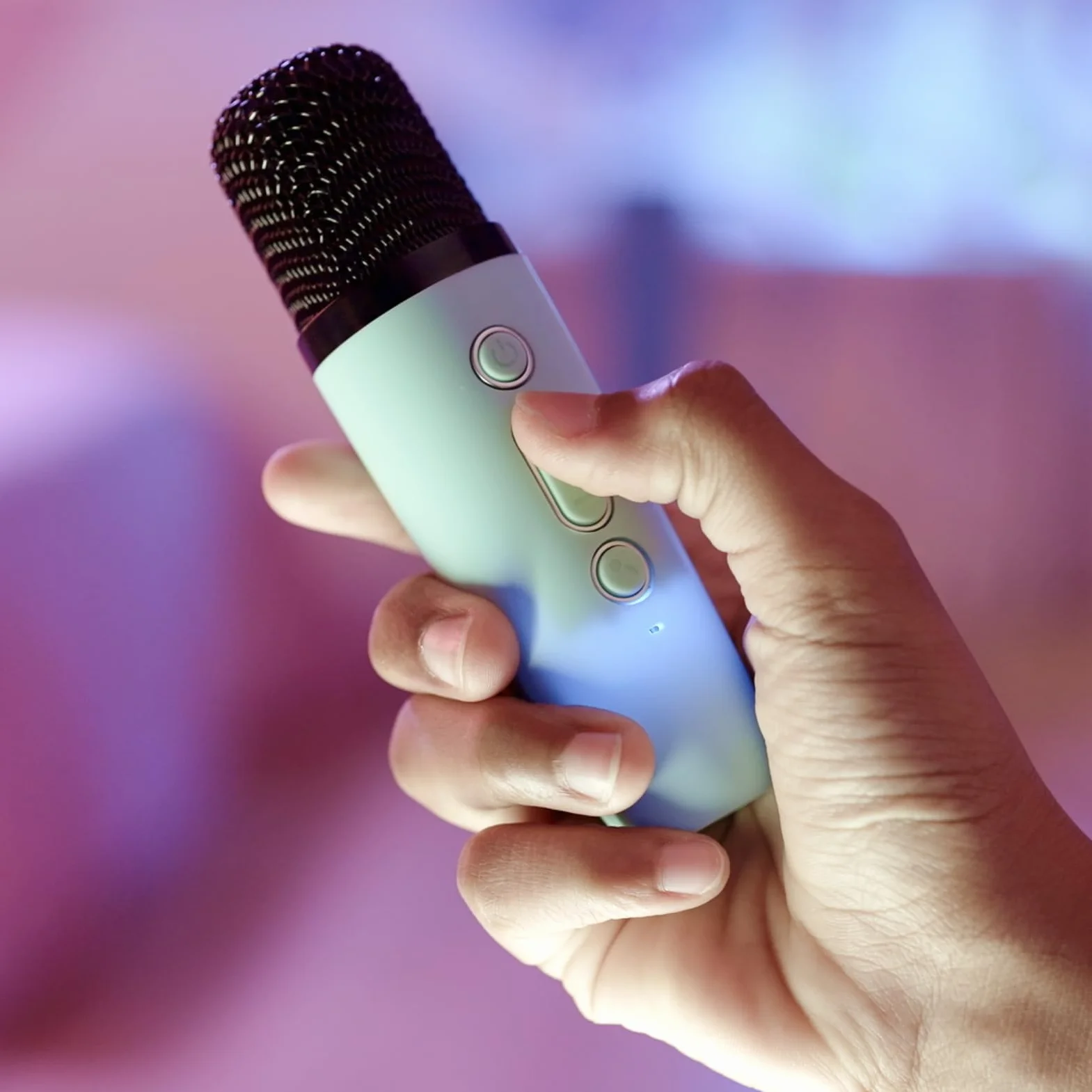 Canal Toys Stacja do karaoke Bluetooth z 2 bezprzewodowymi mikrofonami i efektami głosowymi, przenośny głośnik LED, 4 efekty głosowe, regulacja głośności i echo, kompatybilna z kartami SD