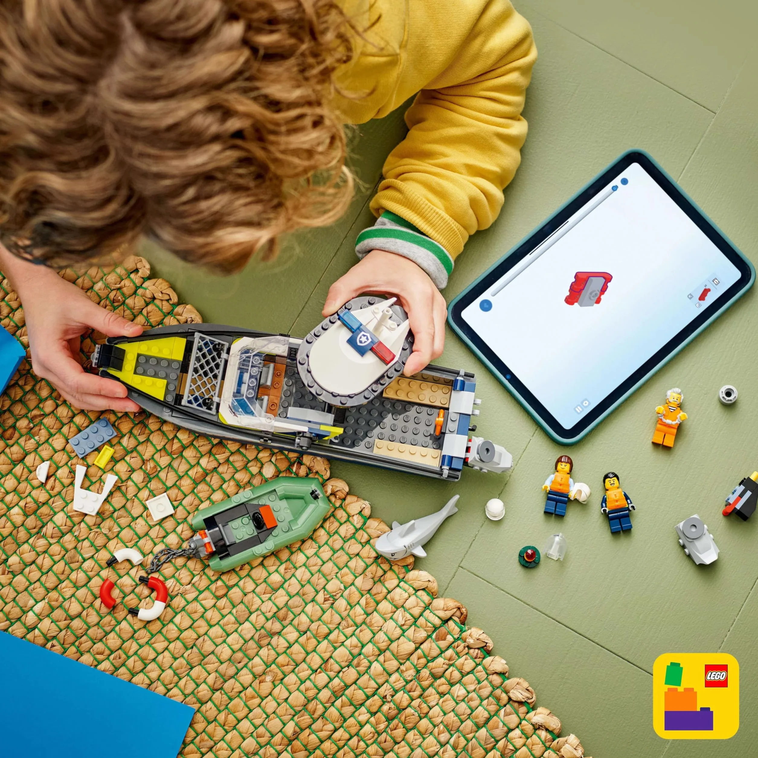 LEGO City Pościg łodzią policyjną, zabawka dla dziecka do zbudowania z motorówką i pontonem złodziejaszka, pomysłowy prezent dla 6-latków, zestaw policyjny dla chłopców i dziewczynek 60456