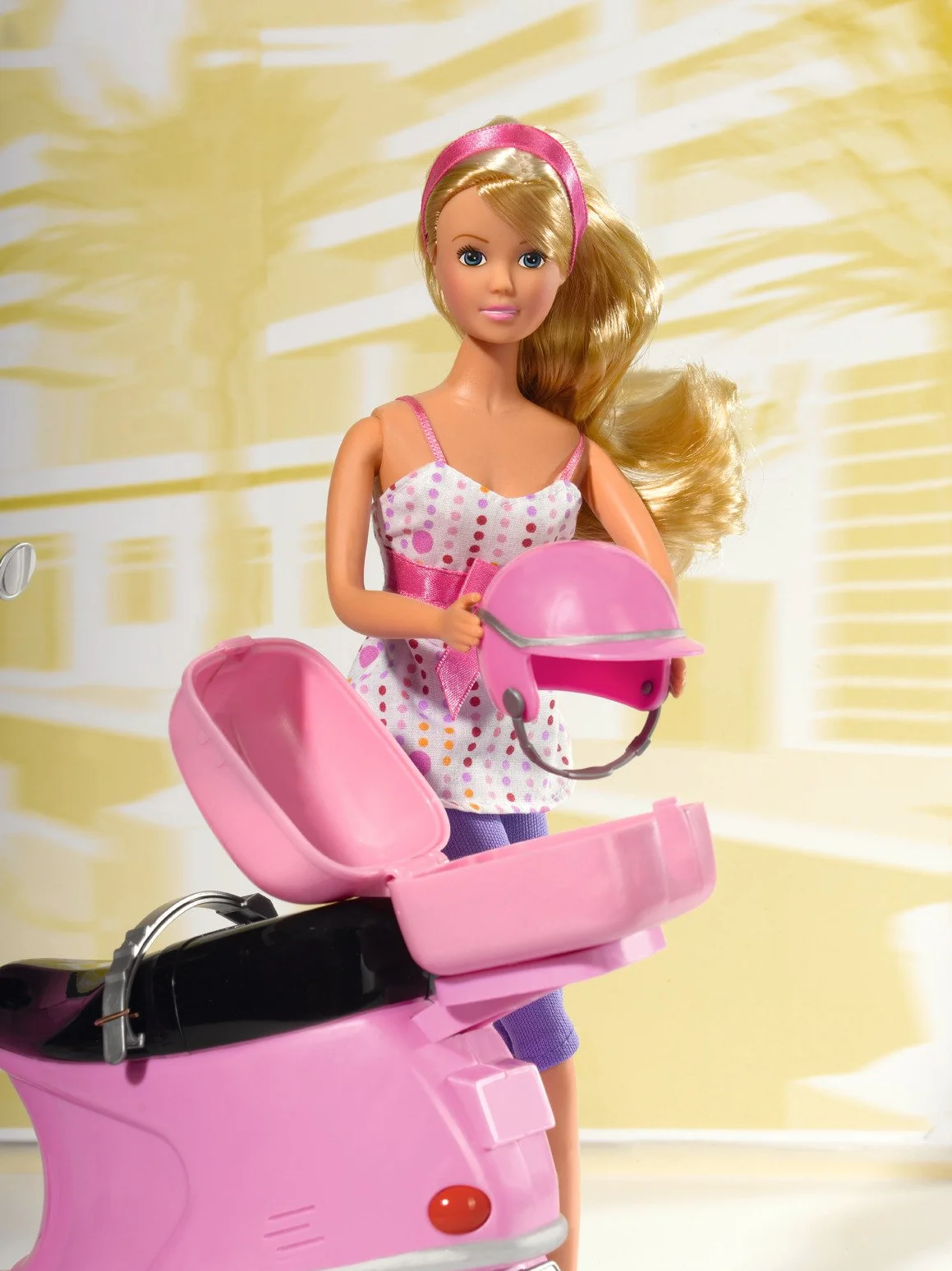 Simba 105730282 Steffi Love Chic City Scooter lalka i skuter z kaskiem, otwierany kuferek, okulary przeciwsłoneczne, lalka do przebierania 29 cm ma zginane nogi i ręce, dla dzieci od 3 lat