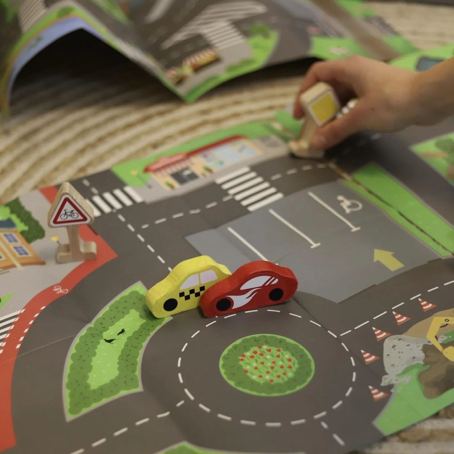 Drewniany zestaw do zabawy, znaki drogowe dla dzieci – 13 znaków drogowych, 2 drewniane samochody, 3 kartonowe drogi – zabawka edukacyjna do edukacji ruchu drogowego i budowy miasta – idealny