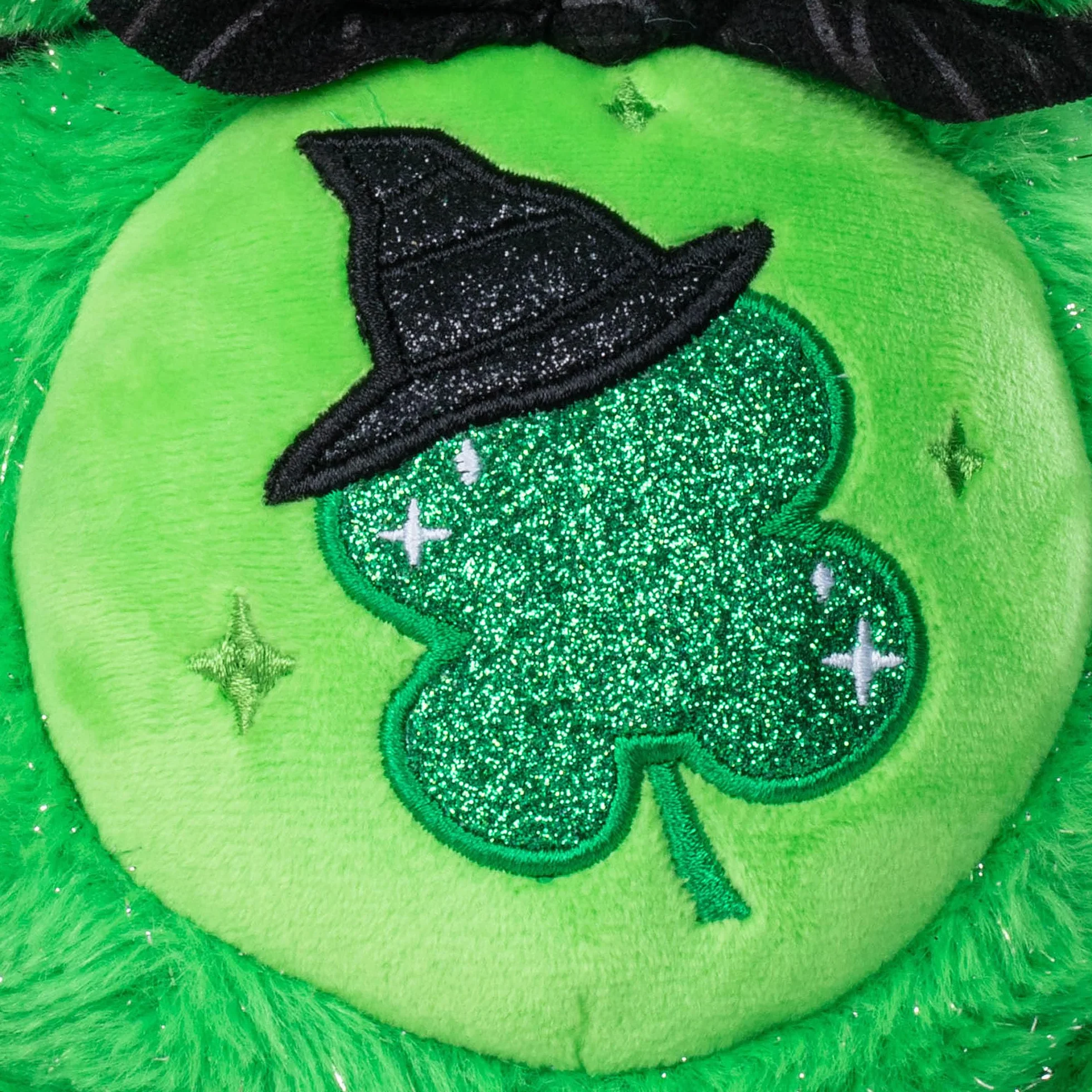 Basic Fun Care Bears Wicked Maskotka Pluszowa 22 cm – Zestaw 2 sztuki edycja limitowana – Good Luck Bear jako Elphaba i Love-a-lot Bear jako Glinda – Pluszaki teatralnego crossovera dla dzieci i fanów