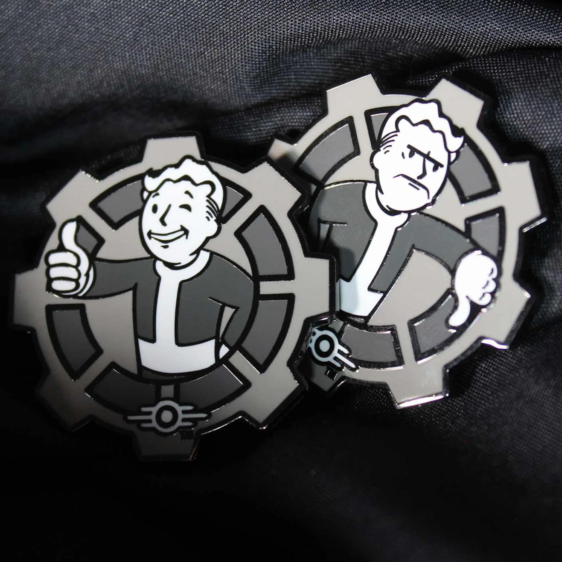Fallout Black & White Limited Edition Collectible Decision Flip Coin - oficjalna metalowa moneta inspirowana Vault-Tec, postapokaliptyczna pamiątka dla graczy, prezent dla fanów i kolekcjonerów