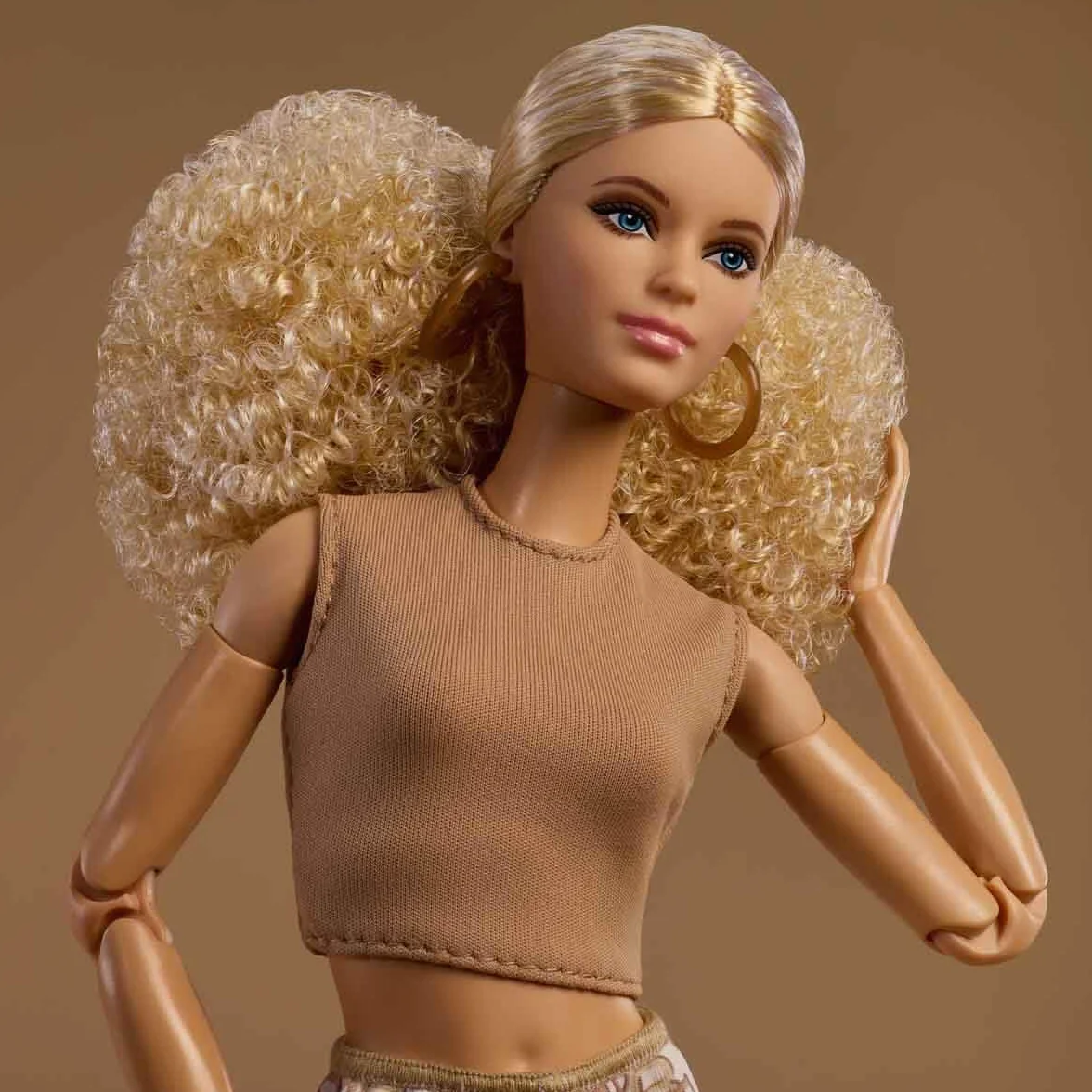 Barbie Basics Model 07 Kolekcjonerska lalka modowa blondynka, białe spodnie ze złotym nadrukiem Zabawka 6+ JJX26