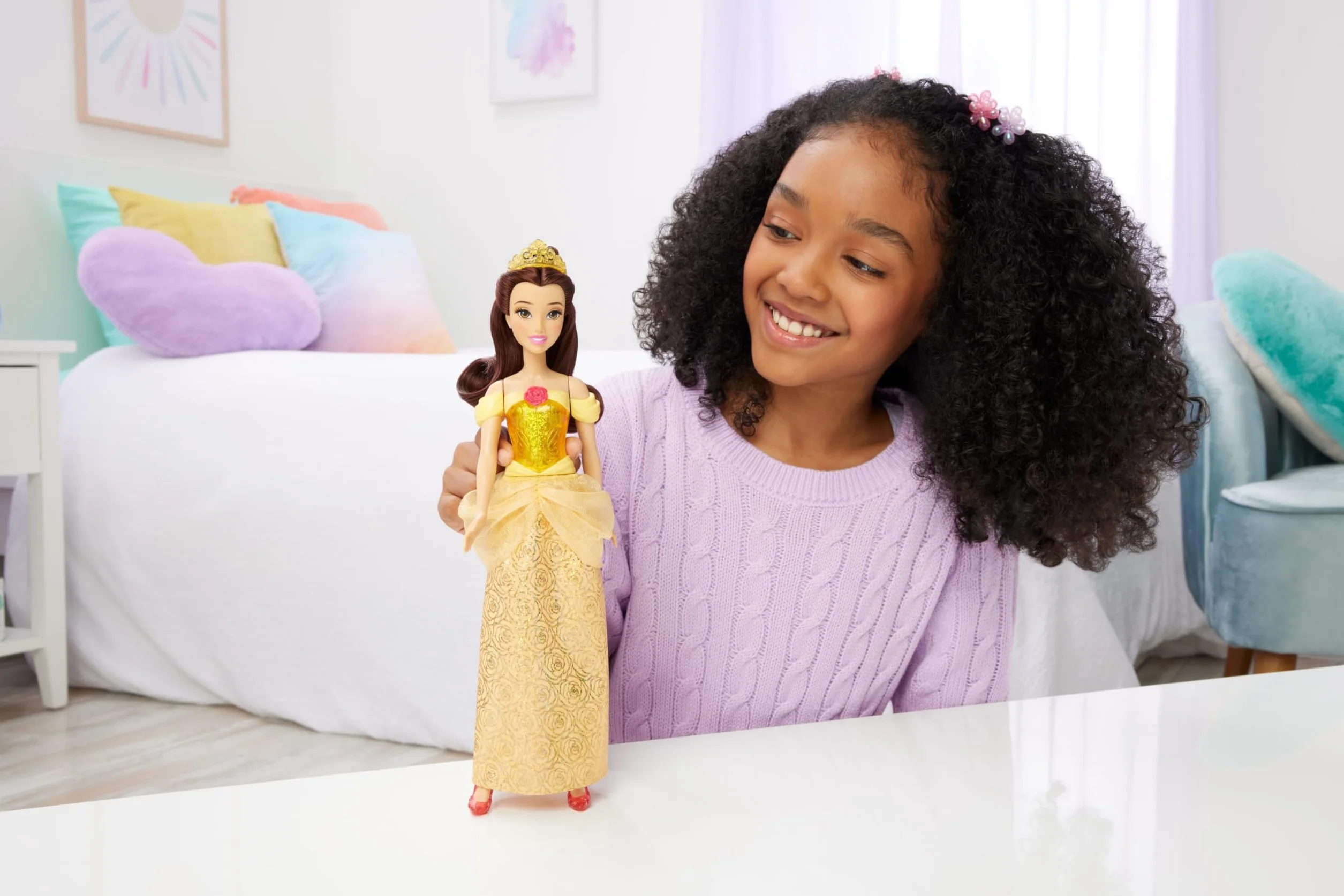 Mattel Księżniczka Disneya Bella Lalka z punktami zgięcia, błyszczącym ubrankiem i akcesoriami inspirowanymi filmem Disneya, prezent dla dzieci HLW11