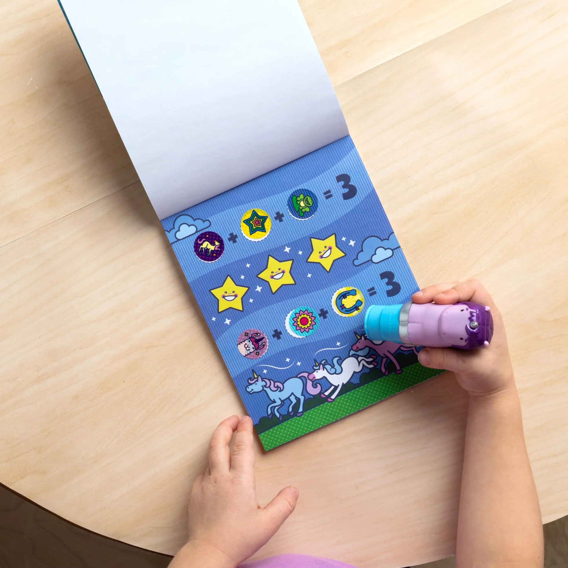 Melissa & Doug Naklejka Wow 24-stronny blok aktywności i pieczątka z naklejkami, 300 naklejek, zabawki dekoracyjne, do majsterkowania i zajęć do kolekcjonowania – błyszczący jednorożec